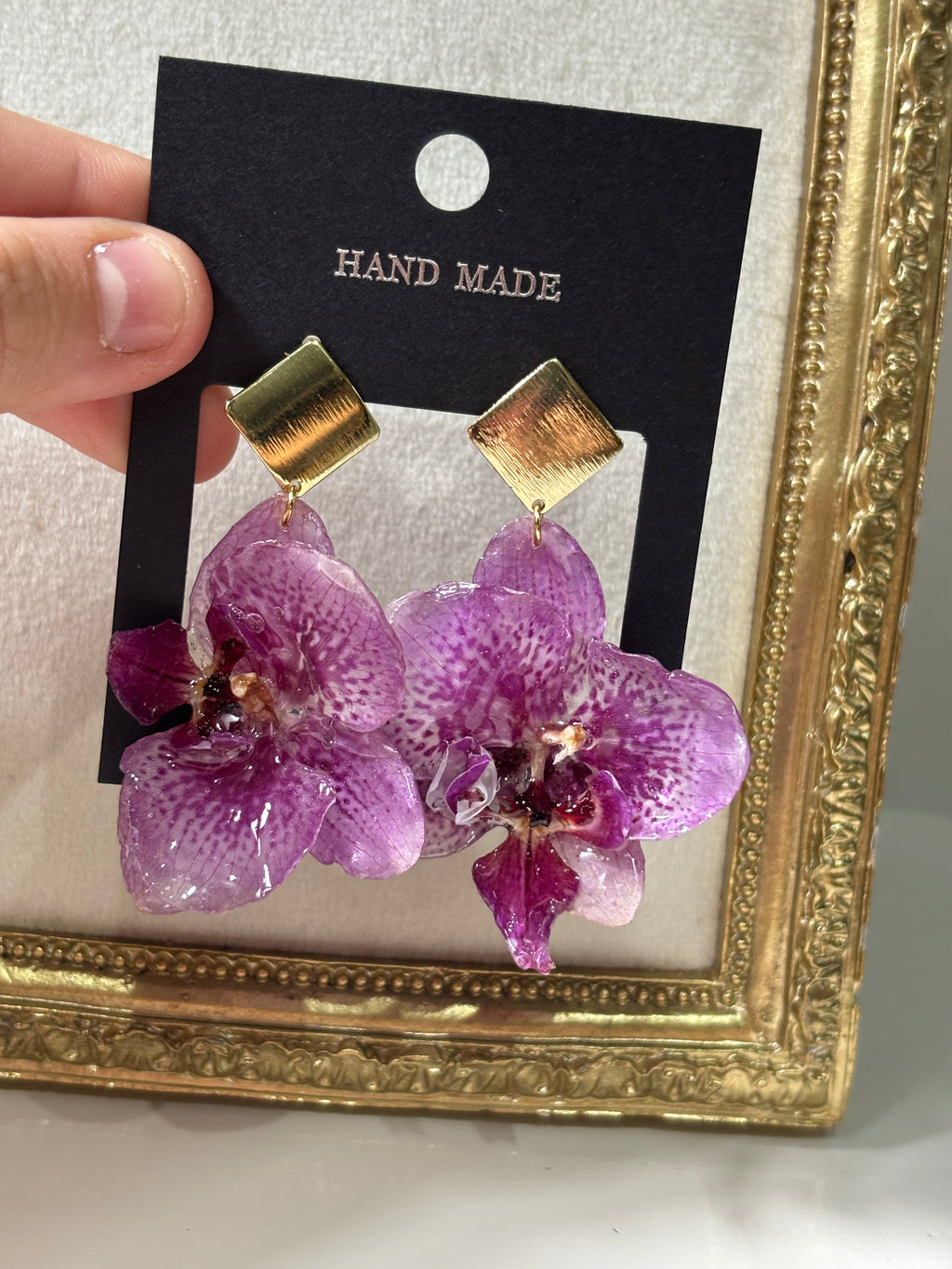 Pendientes Dorados con Flor Real Orquídea Rosa-Morada | JOYERÍA BOTÁNICA |