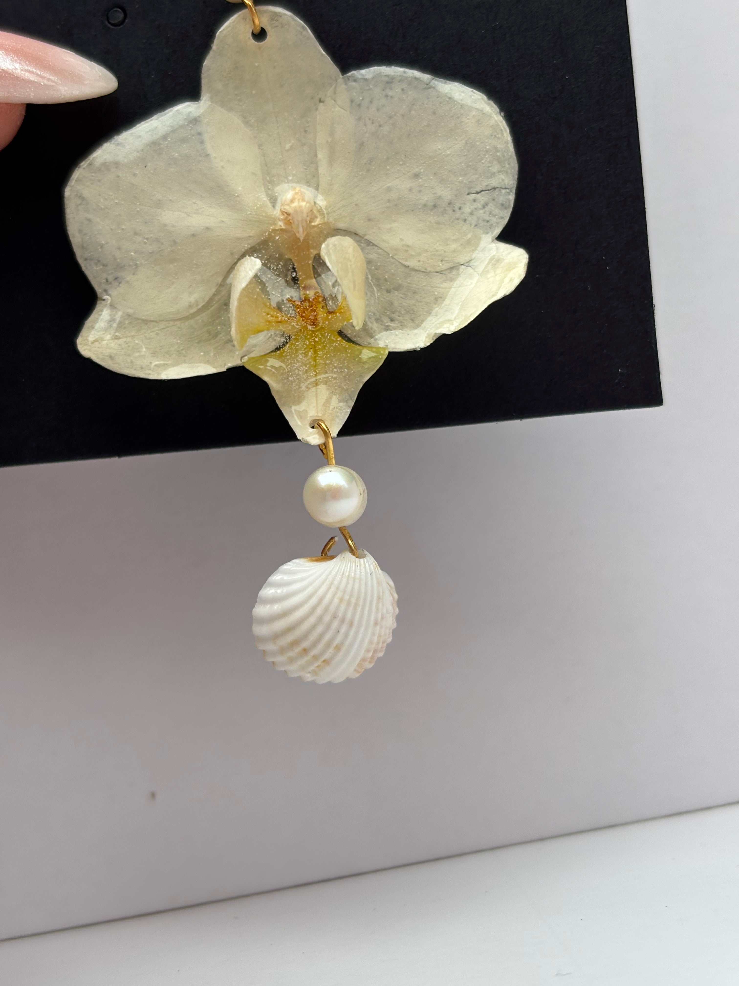 Collar Dorado con Flor Real Orquídea Blanca-Amarilla| JOYERÍA BOTÁNICA |