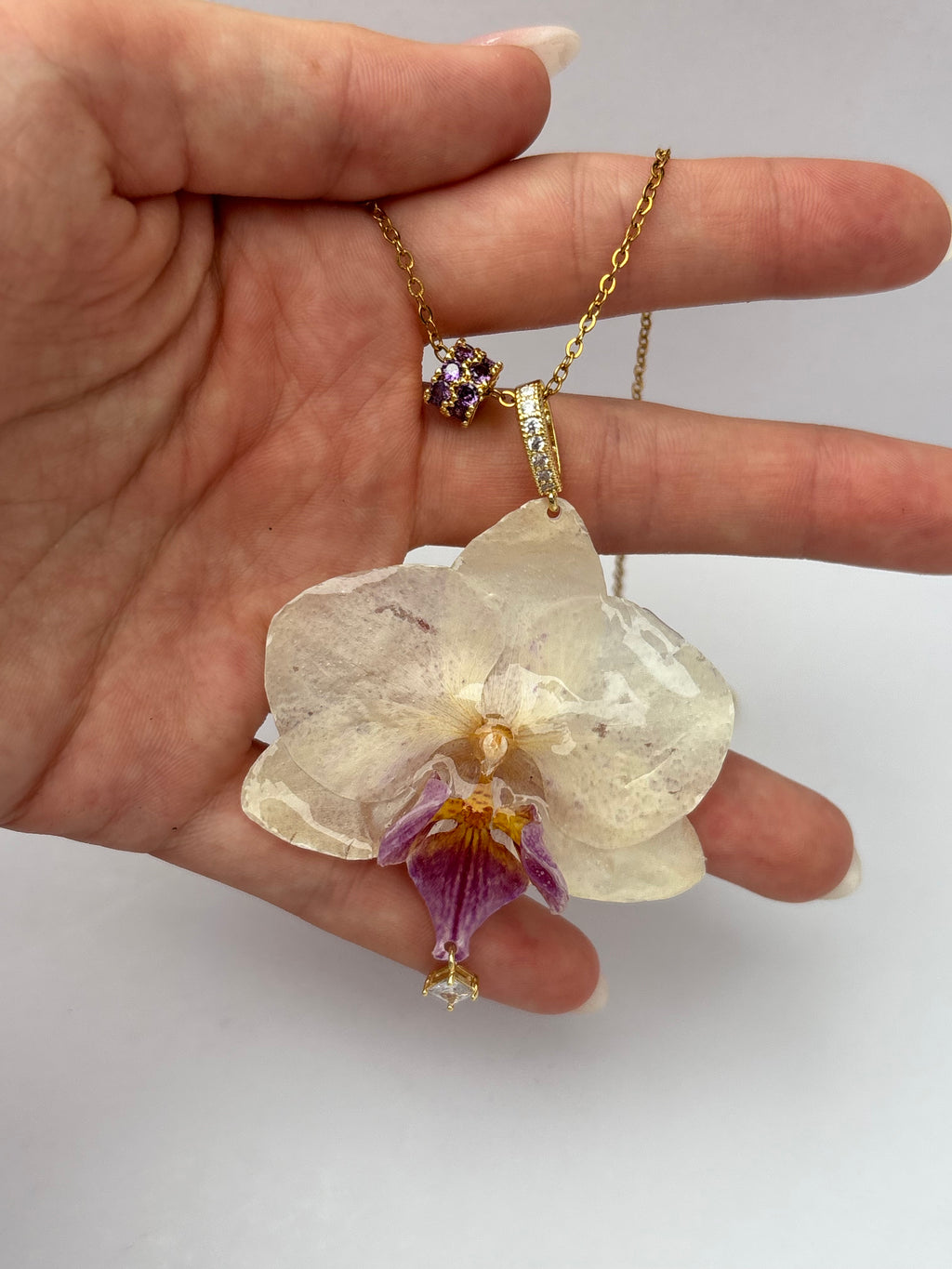 Collar Dorado con Flor Real Orquídea Blanca-Morada| JOYERÍA BOTÁNICA |