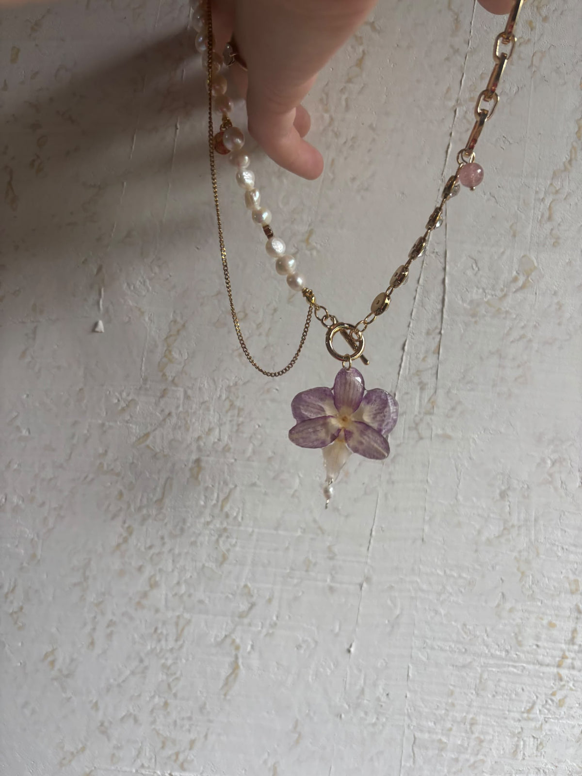 Collar Dorado con Flor Real Orquídea Morada-Blanca| JOYERÍA BOTÁNICA |
