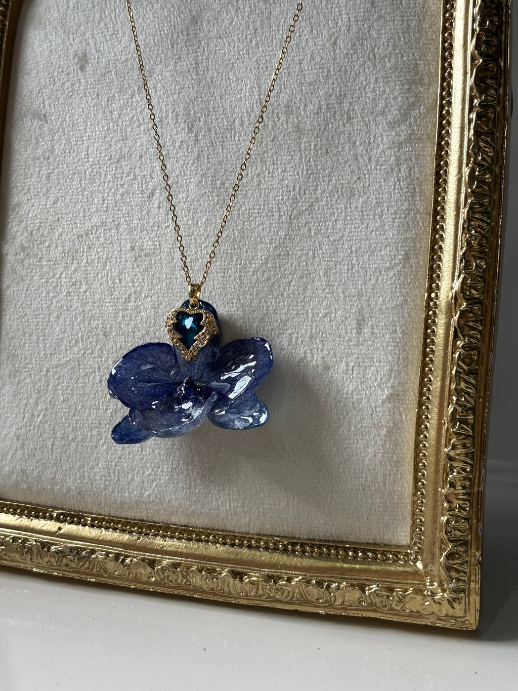 Collar Dorado con Flor Real Orquídea Azul| JOYERÍA BOTÁNICA |
