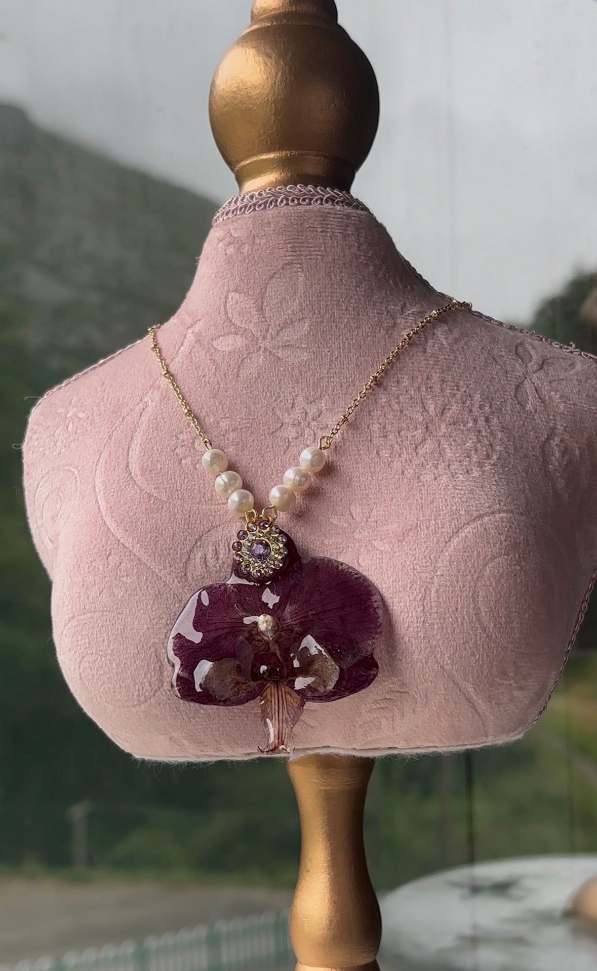 Collar Dorado con Flor Real Orquídea Morada | JOYERÍA BOTÁNICA |