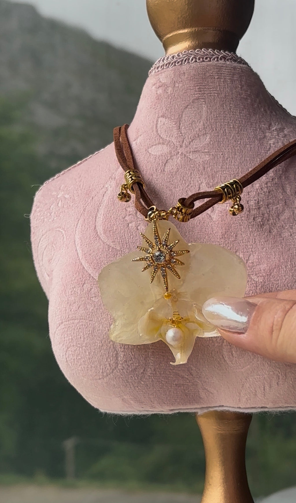 Collar Dorado con Flor Real Orquídea Blanca | JOYERÍA BOTÁNICA |