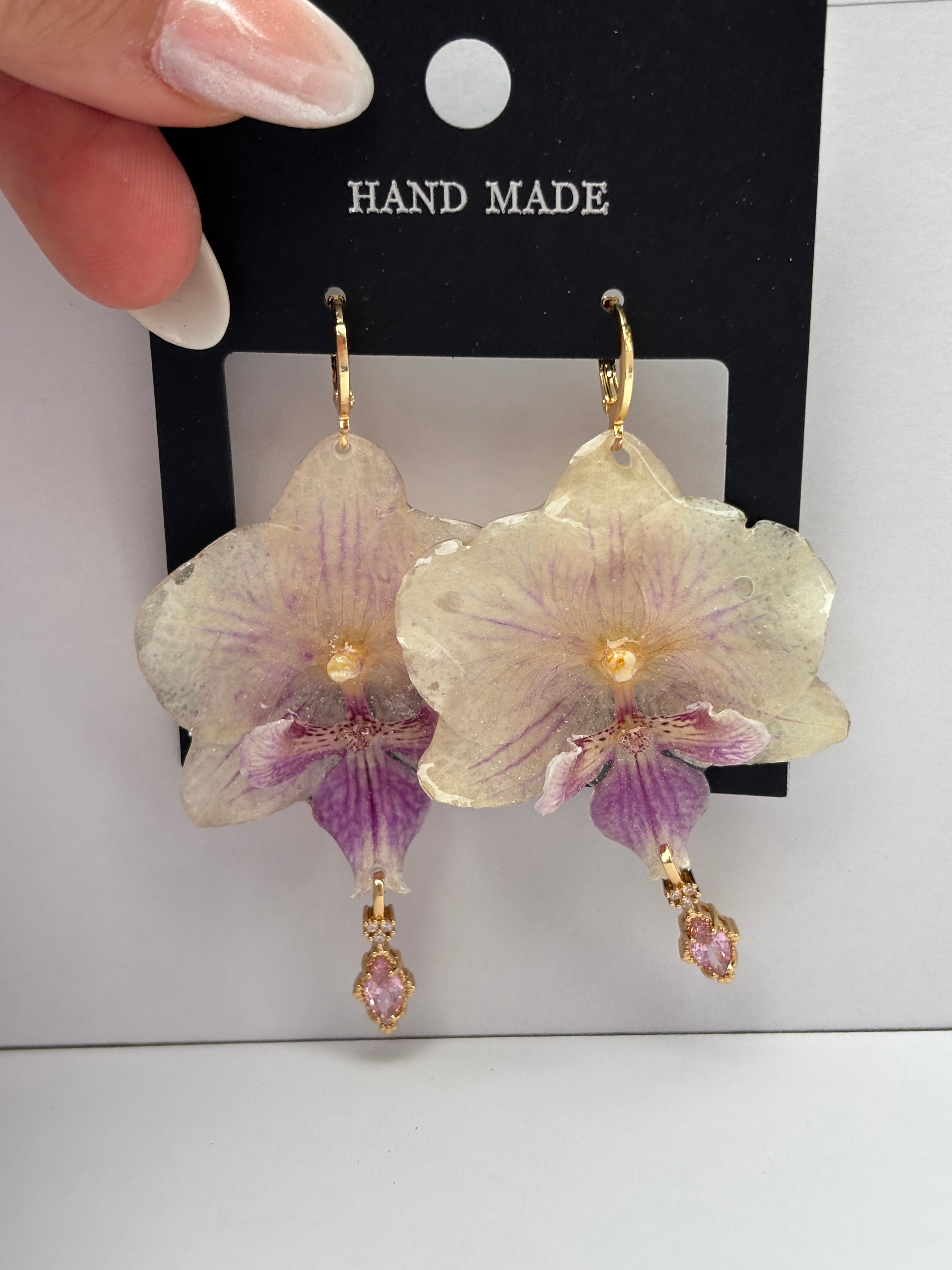 Pendientes Dorados con Flor Real Orquídea Blanca-Morada | JOYERÍA BOTÁNICA |