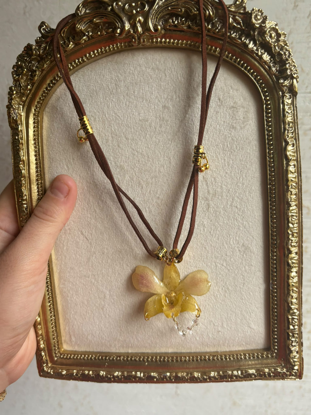 Collar Dorado con Flor Real Orquídea Amarilla| JOYERÍA BOTÁNICA |