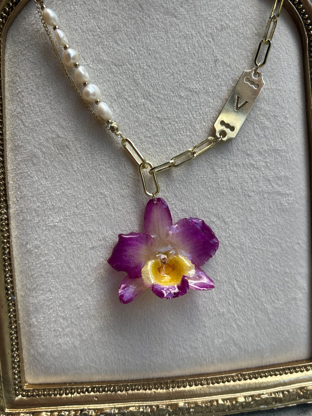 Collar Dorado con Flor Real Orquídea Amarilla-Morada| JOYERÍA BOTÁNICA |
