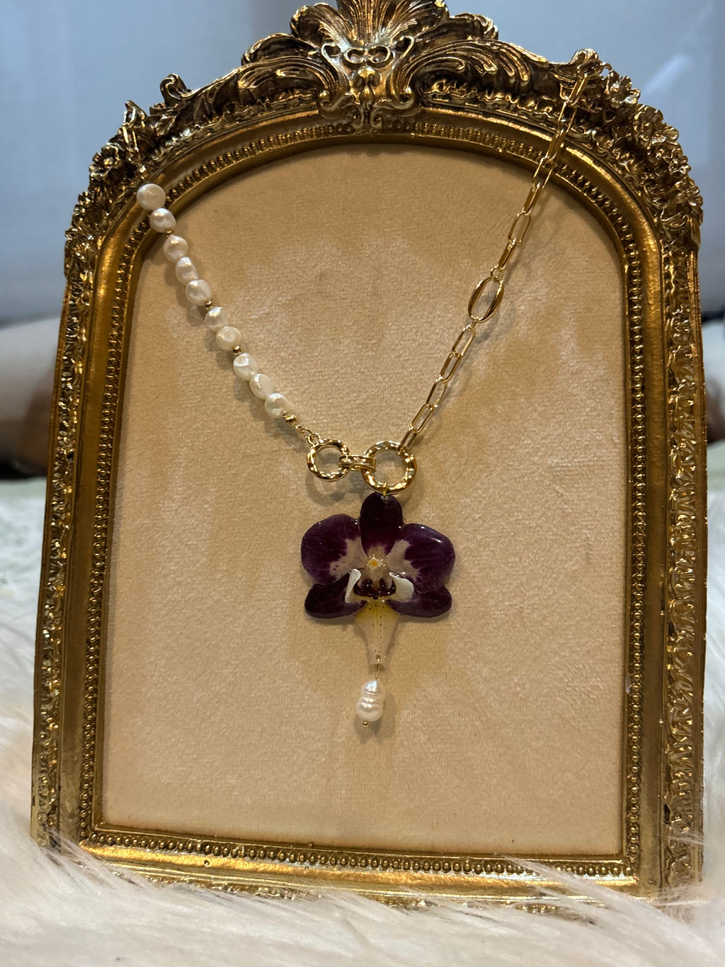 Collar Dorado con Flor Real Orquídea Morada | JOYERÍA BOTÁNICA |