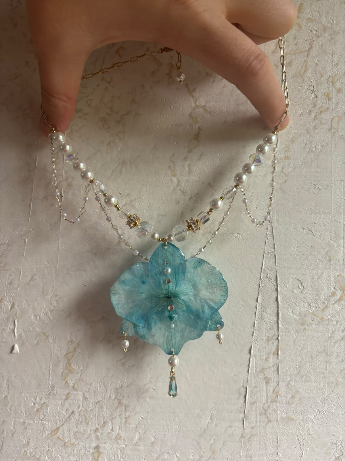 Collar Dorado con Flor Real Orquídea Azul| JOYERÍA BOTÁNICA |