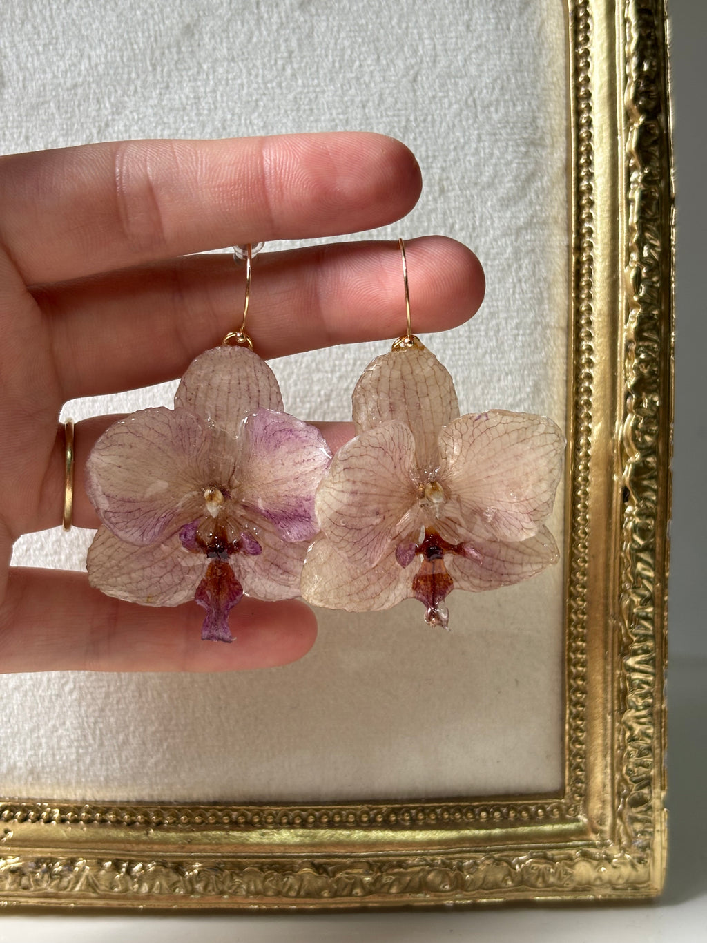 Pendientes Dorados con Flor Real Orquídea Morada | JOYERÍA BOTÁNICA |