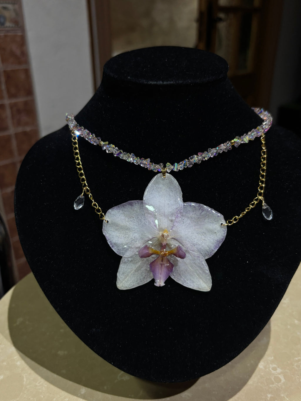 Collar Dorado con Flor Real Orquídea Blanca-Morada| JOYERÍA BOTÁNICA |