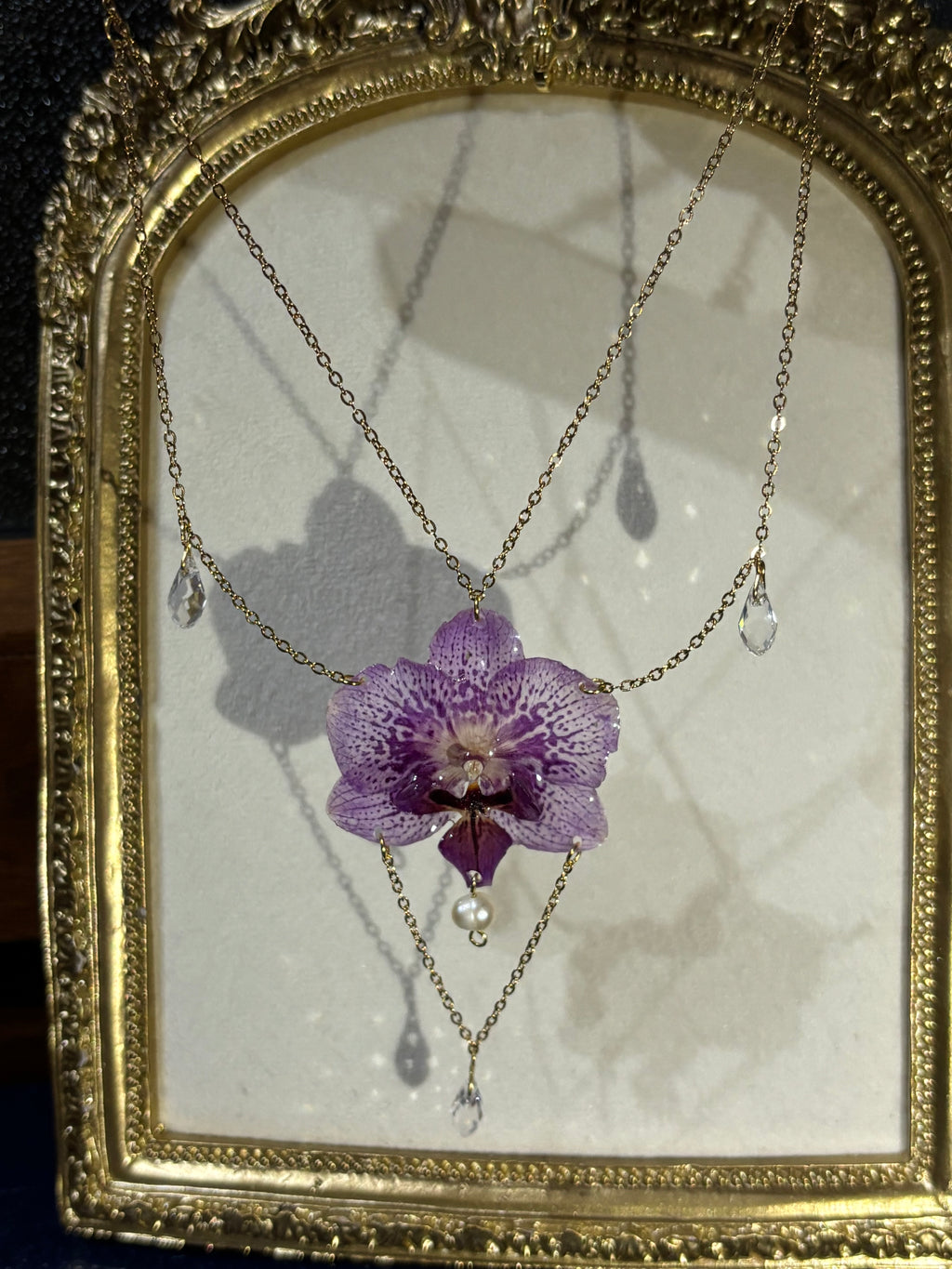 Collar Dorado con Flor Real Orquídea Morada| JOYERÍA BOTÁNICA |