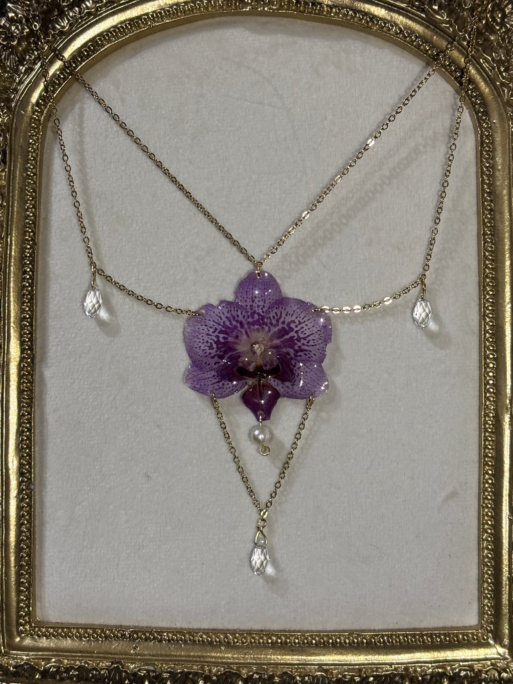 Collar Dorado con Flor Real Orquídea Morada| JOYERÍA BOTÁNICA |