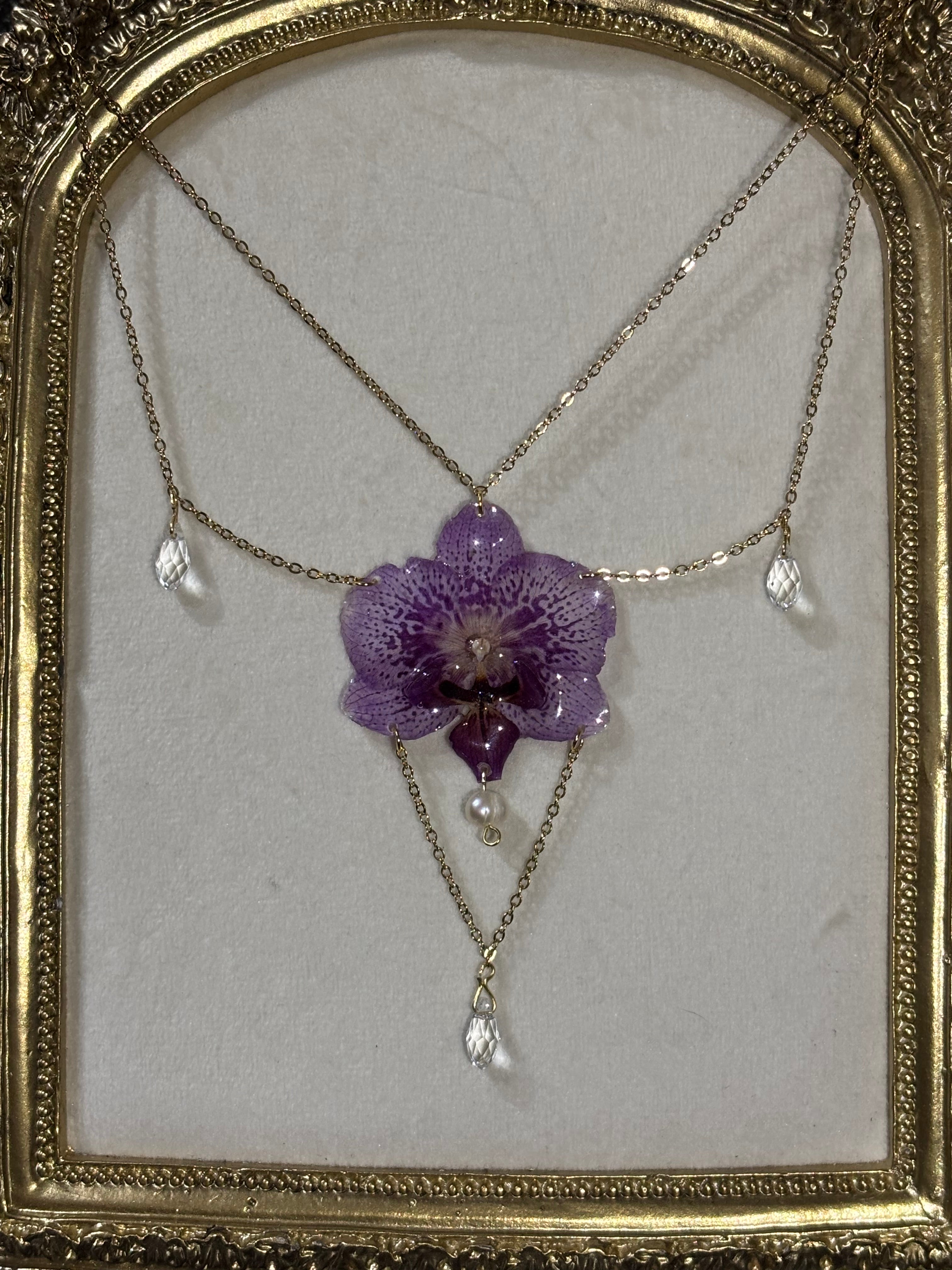 Collar Dorado con Flor Real Orquídea Morada| JOYERÍA BOTÁNICA |