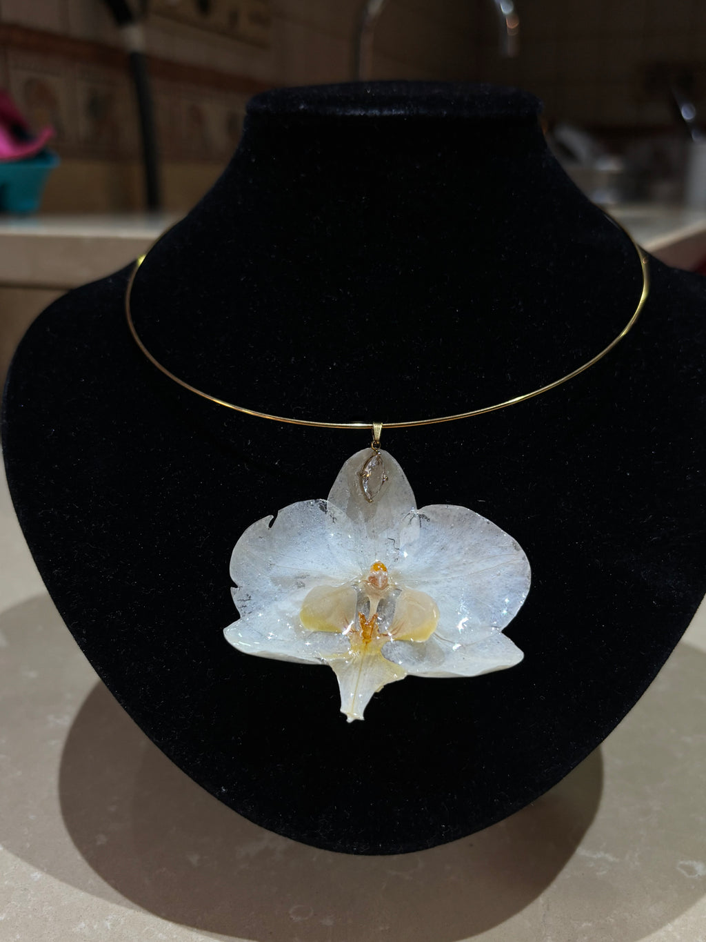 Collar Dorado con Flor Real Orquídea Blanca-Amarilla| JOYERÍA BOTÁNICA |