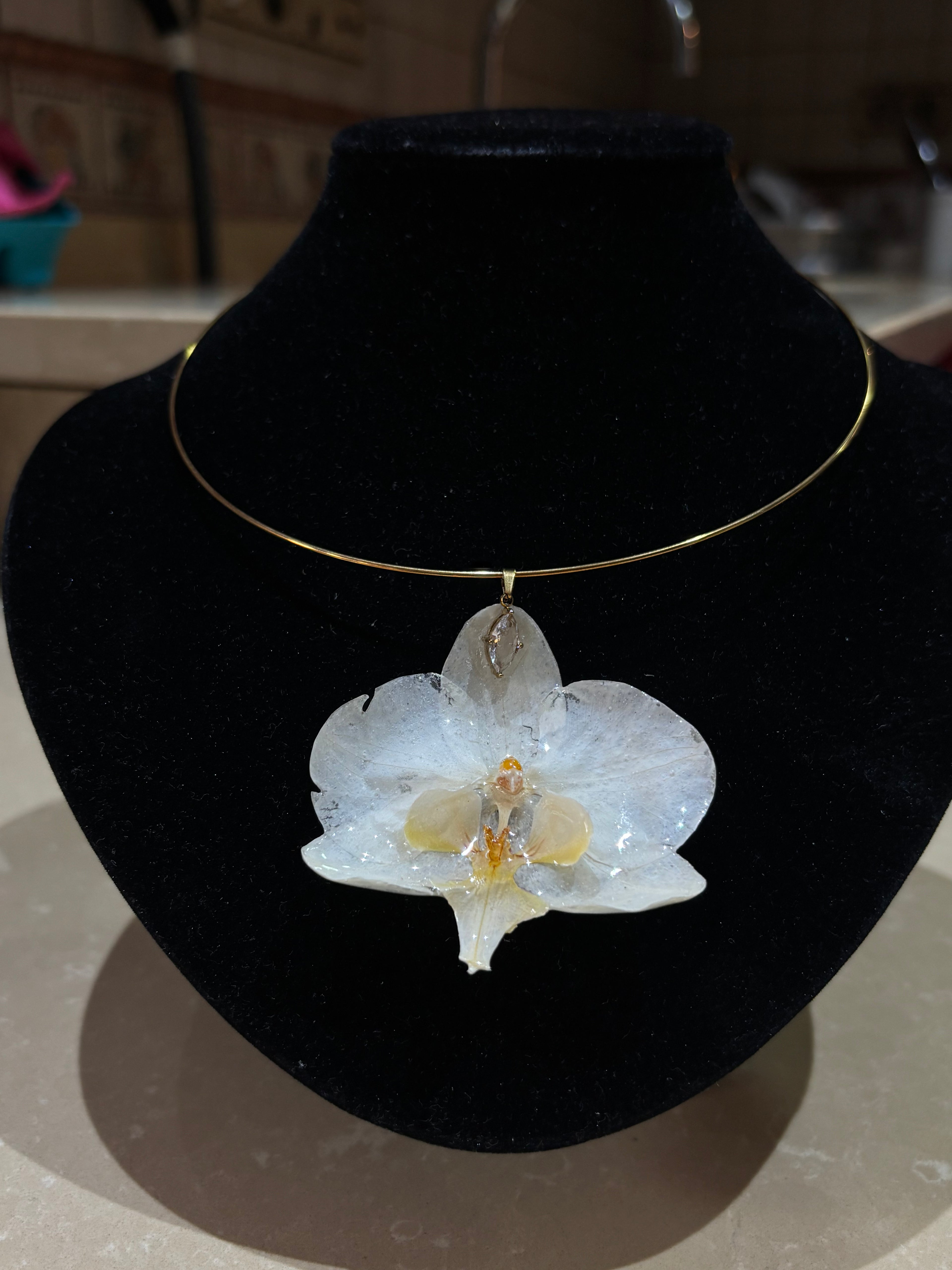 Collar Dorado con Flor Real Orquídea Blanca-Amarilla| JOYERÍA BOTÁNICA |