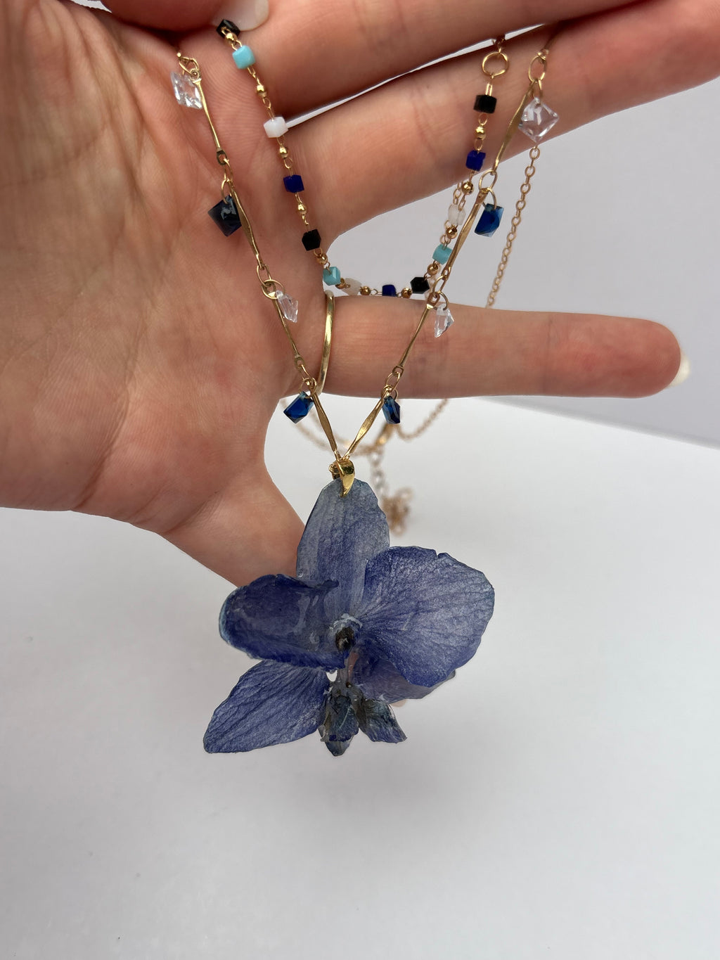 Collar Dorado con Flor Real Orquídea Azul| JOYERÍA BOTÁNICA |