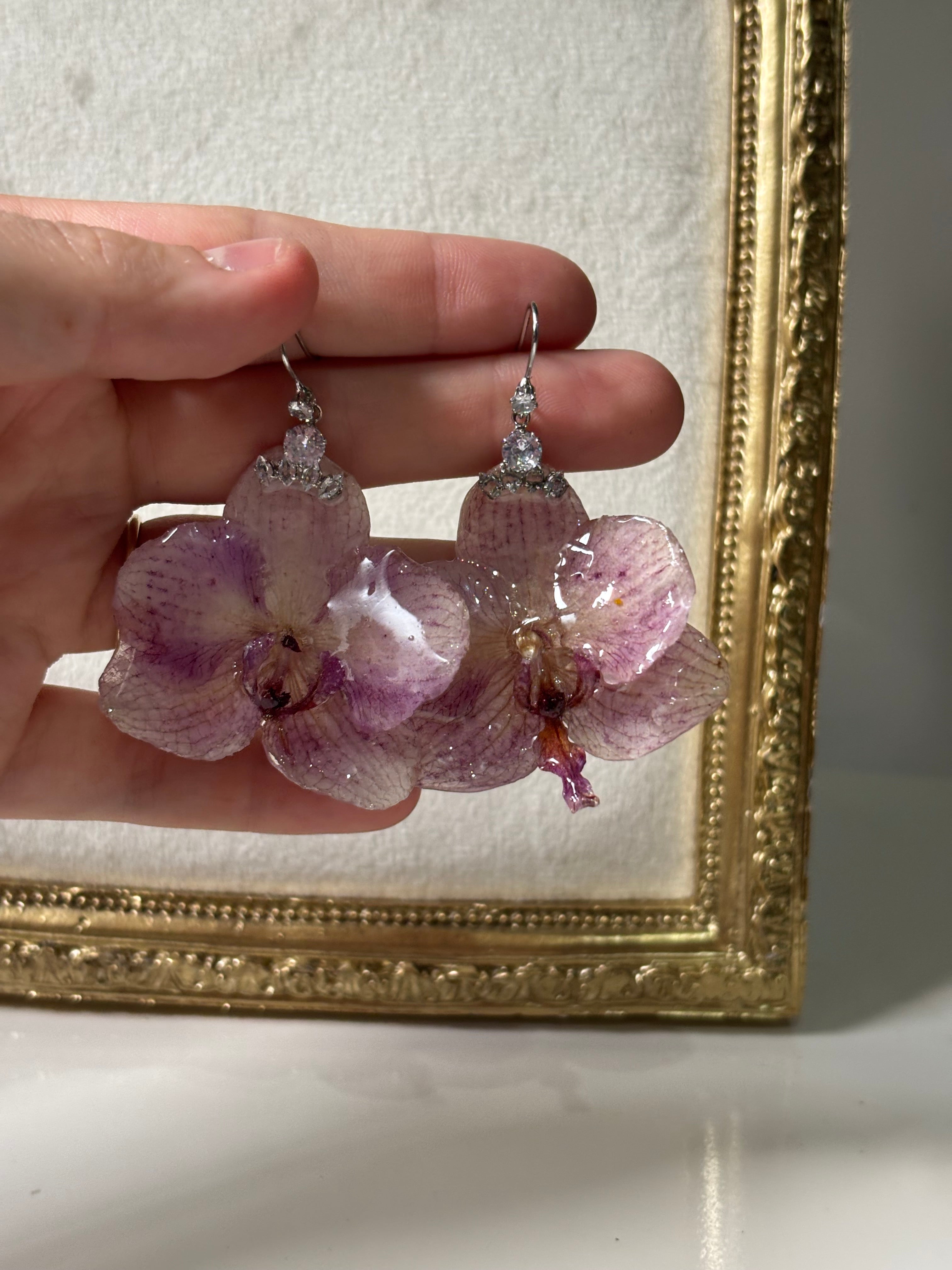Pendientes Plateados con Flor Real Orquídea Morada | JOYERÍA BOTÁNICA |