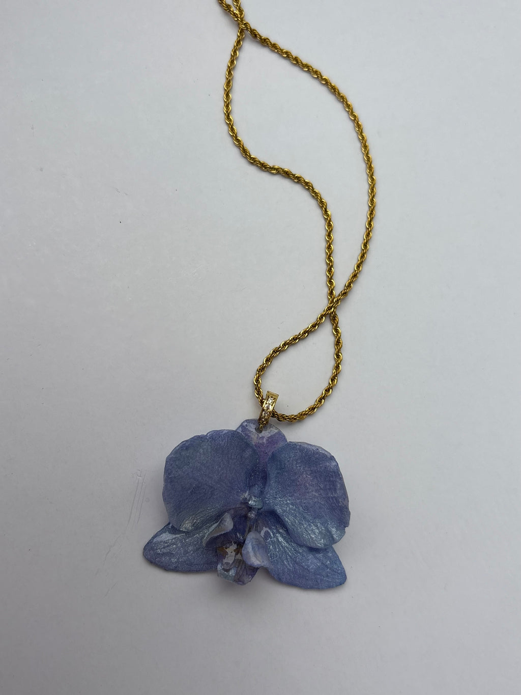 Collar Dorado con Flor Real Orquídea Azul| JOYERÍA BOTÁNICA |