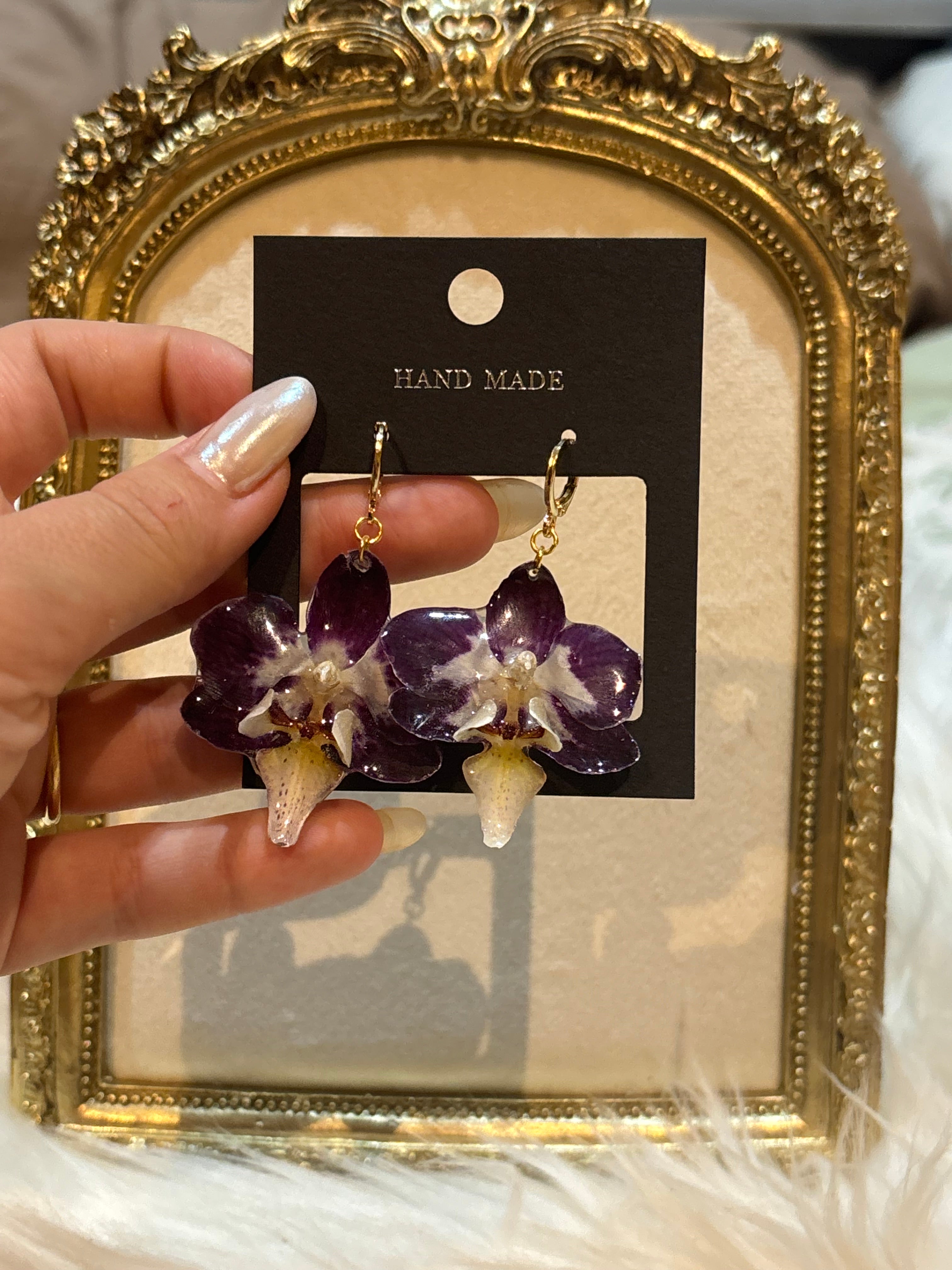 Pendientes Dorados con Flor Real Orquídea Blanca-Morada | JOYERÍA BOTÁNICA |