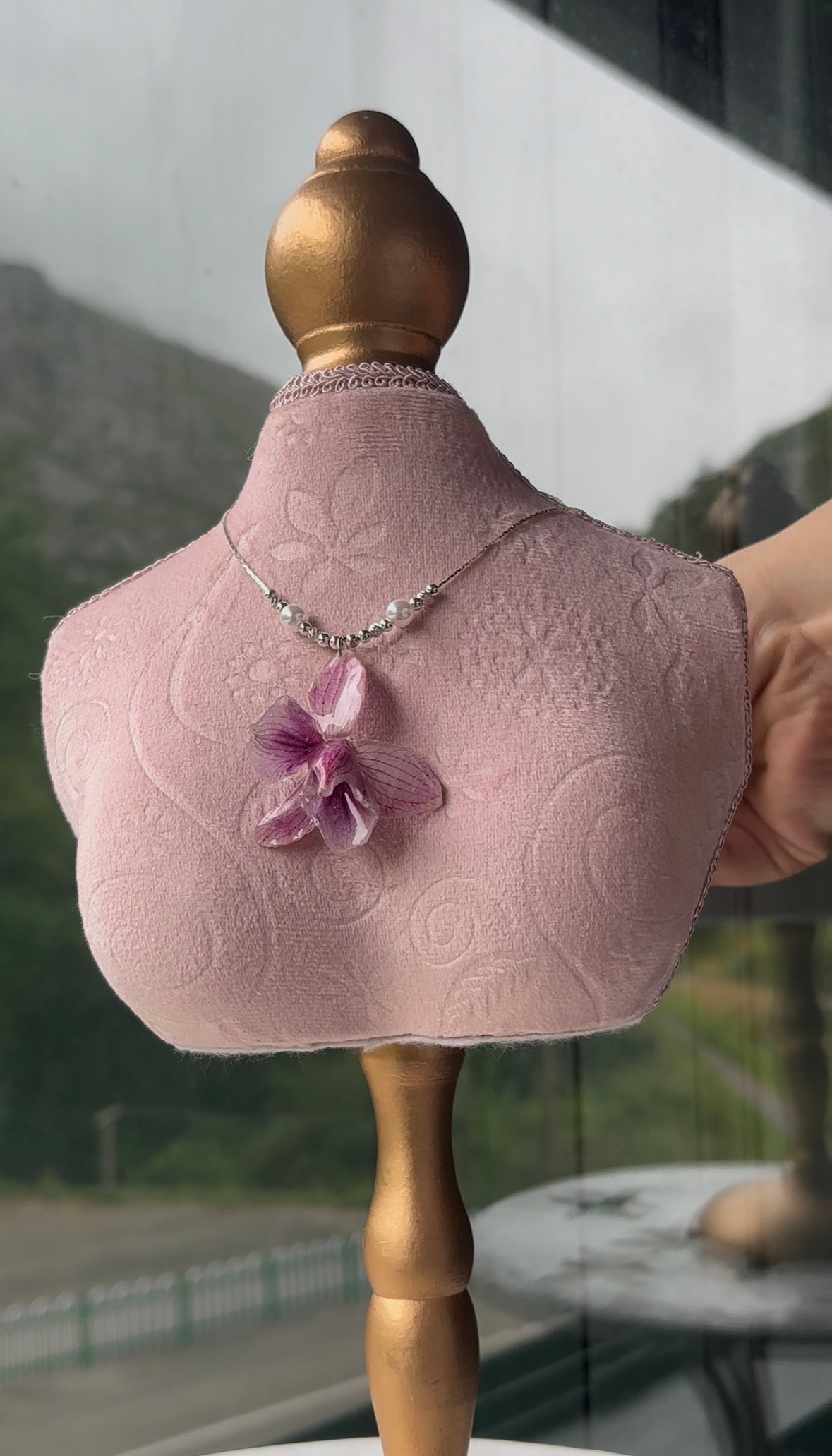 Collar Plateado con Flor Real Orquídea Morada | JOYERÍA BOTÁNICA |