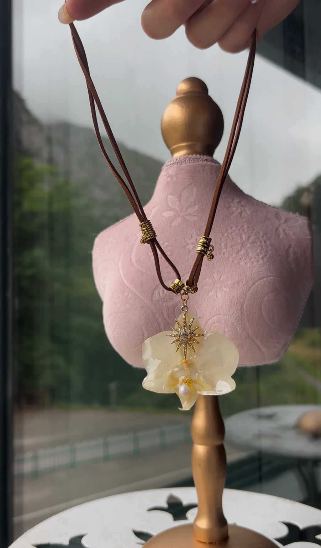 Collar Dorado con Flor Real Orquídea Blanca | JOYERÍA BOTÁNICA |