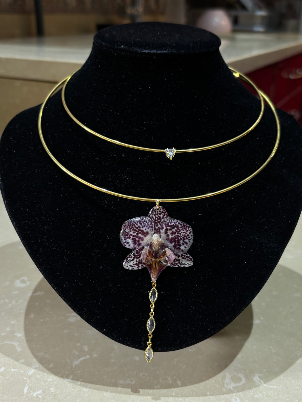 Collar Dorado con Flor Real Orquídea Blanca-Morada| JOYERÍA BOTÁNICA |