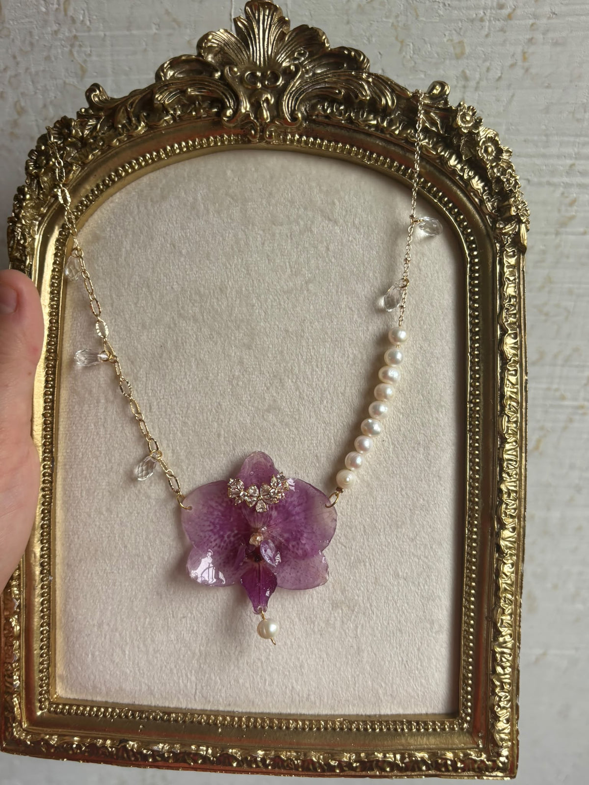 Collar Dorado con Flor Real Orquídea Morado| JOYERÍA BOTÁNICA |