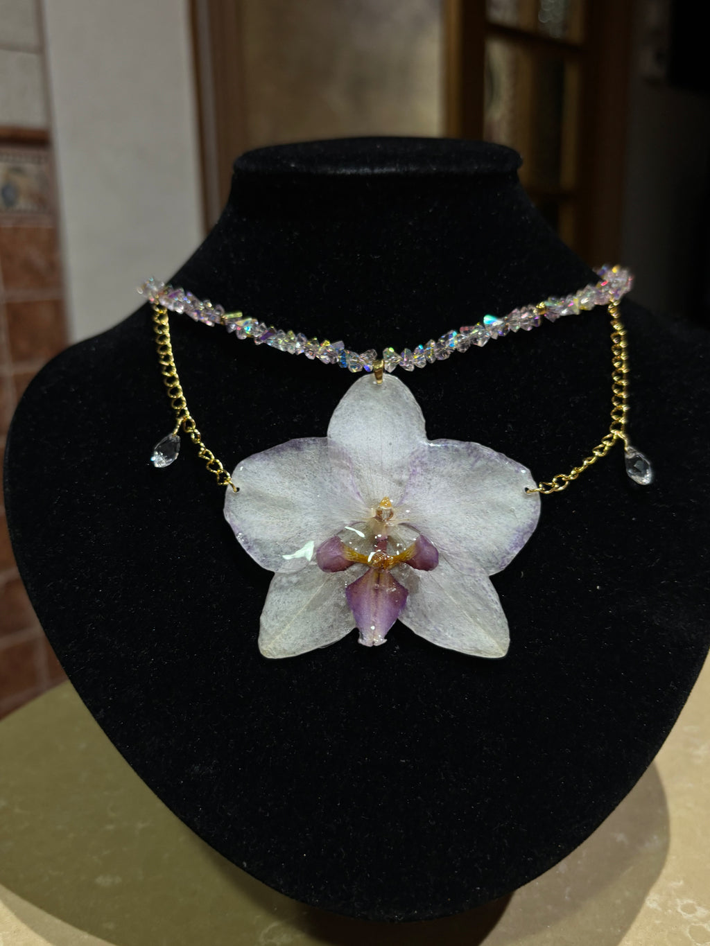 Collar Dorado con Flor Real Orquídea Blanca-Morada| JOYERÍA BOTÁNICA |