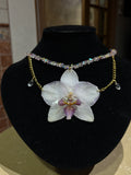 Collar Dorado con Flor Real Orquídea Blanca-Morada| JOYERÍA BOTÁNICA |