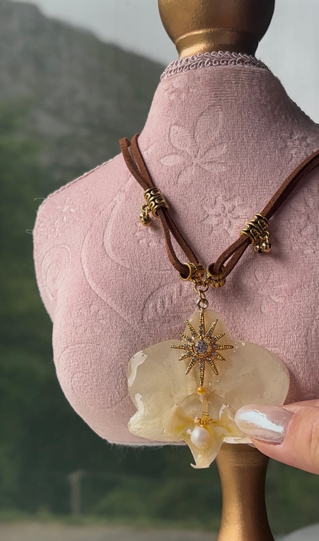 Collar Dorado con Flor Real Orquídea Blanca | JOYERÍA BOTÁNICA |
