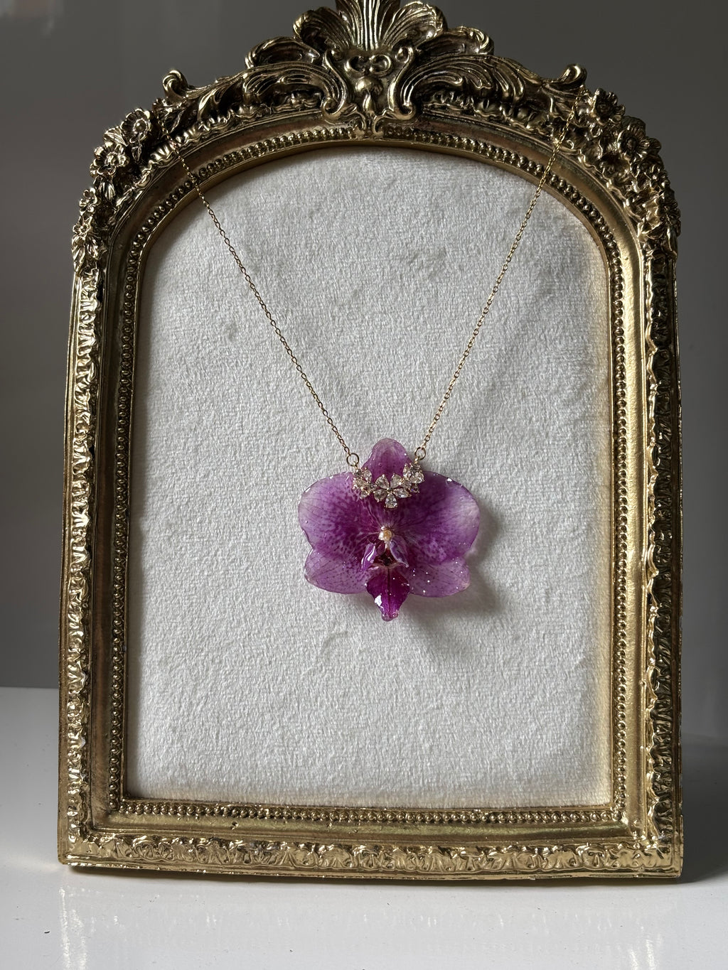 Collar Dorado con Flor Real Orquídea Morada| JOYERÍA BOTÁNICA |