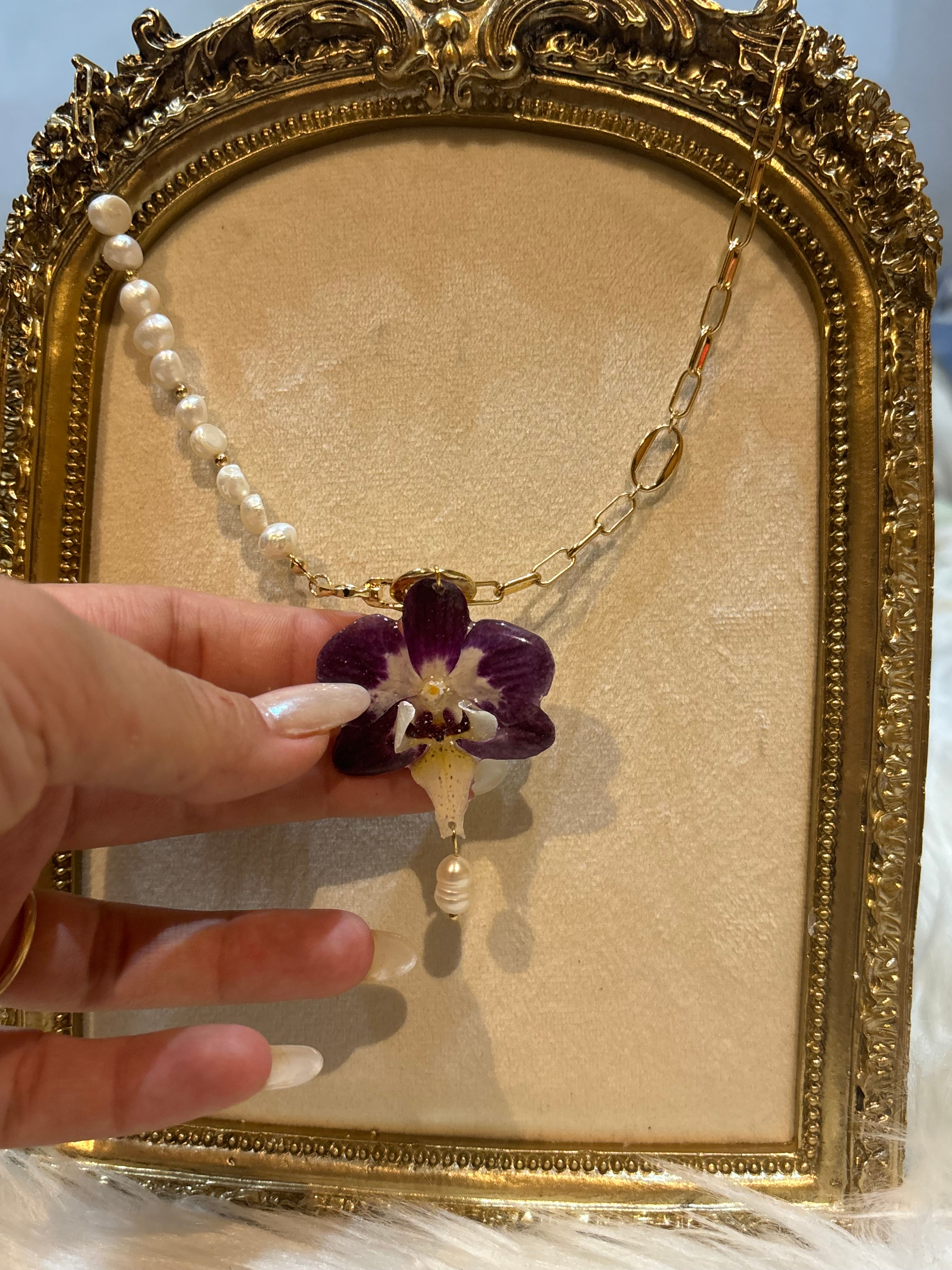 Collar Dorado con Flor Real Orquídea Morada | JOYERÍA BOTÁNICA |