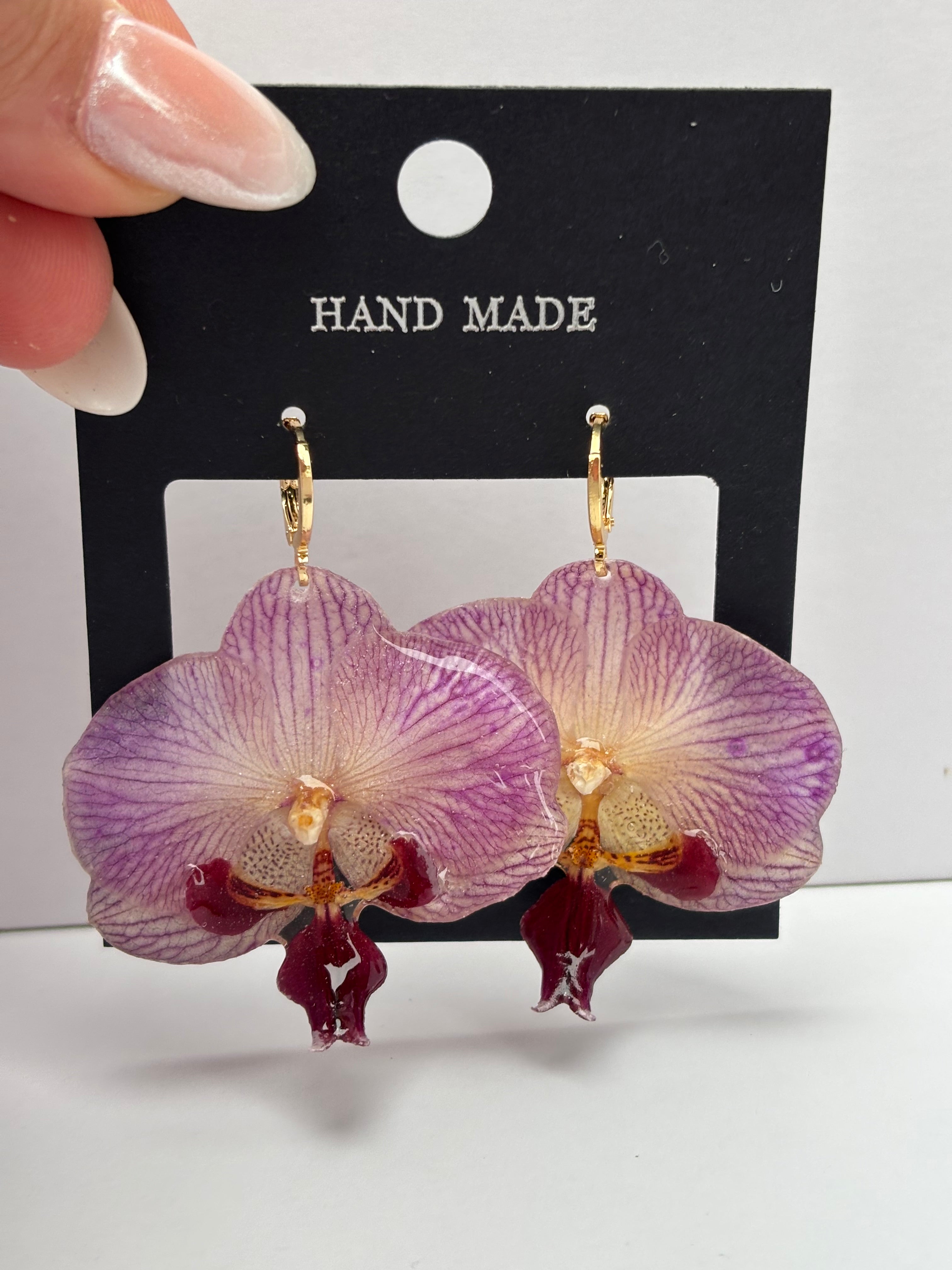 Pendientes Dorados con Flor Real Orquídea Morada | JOYERÍA BOTÁNICA |