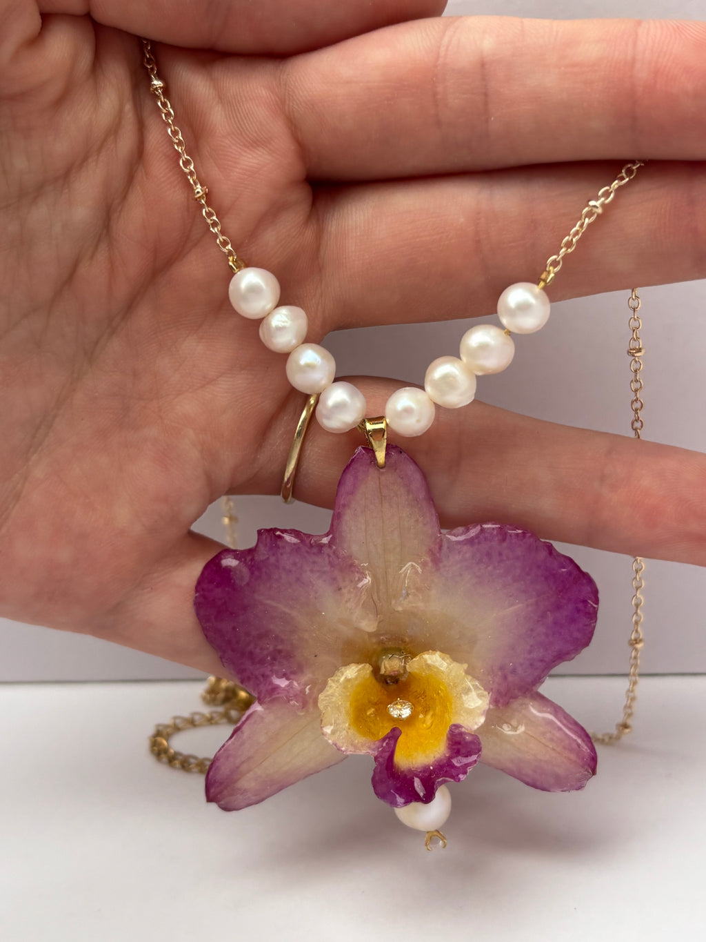 Collar Dorado con Flor Real Orquídea Rosa-Amarilla| JOYERÍA BOTÁNICA |