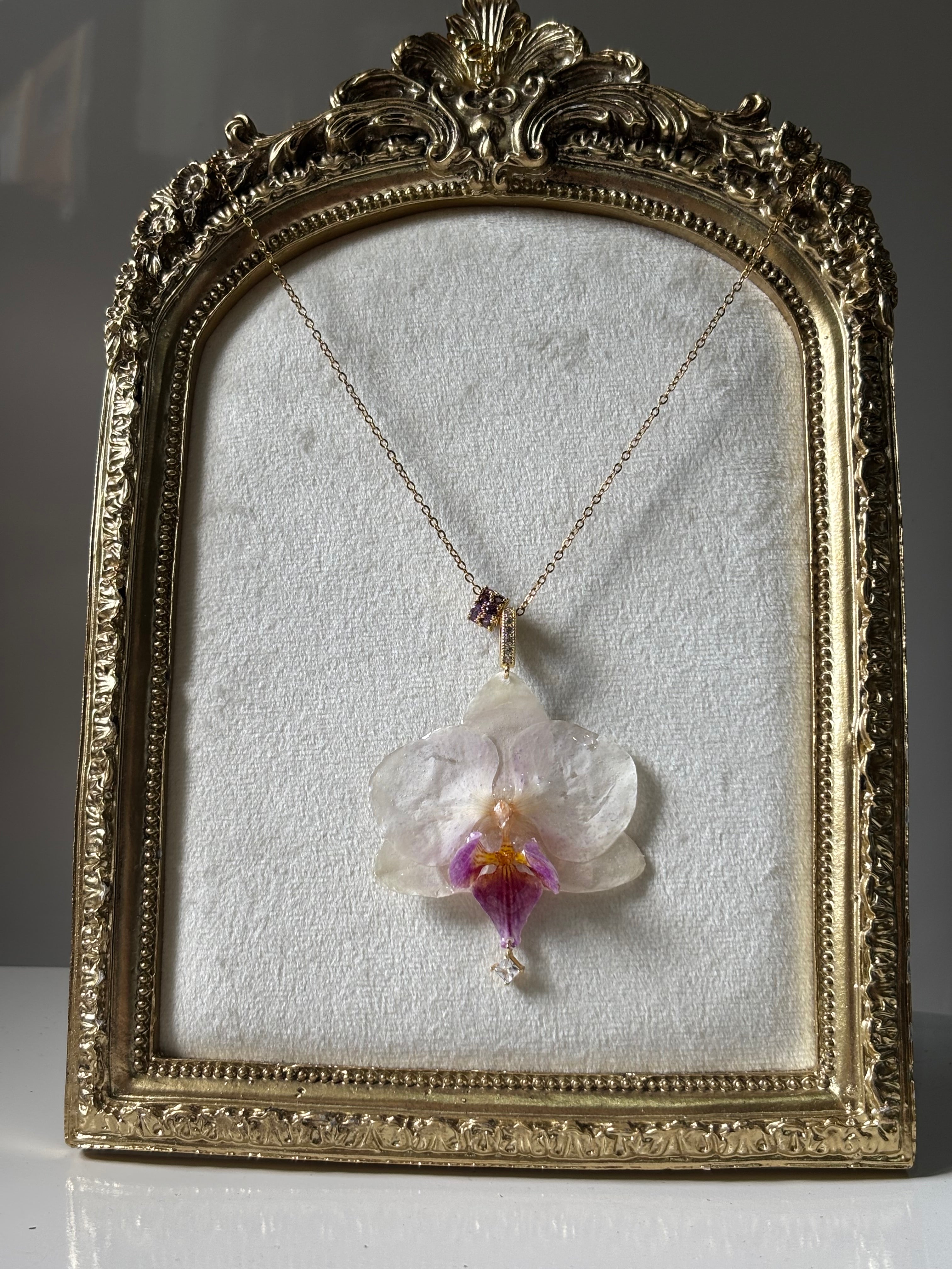 Collar Dorado con Flor Real Orquídea Blanca-Morada| JOYERÍA BOTÁNICA |