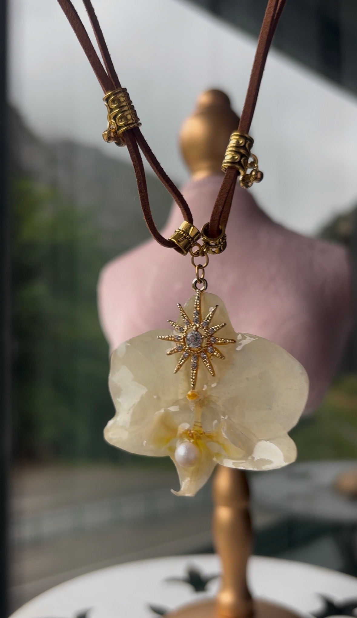 Collar Dorado con Flor Real Orquídea Blanca | JOYERÍA BOTÁNICA |