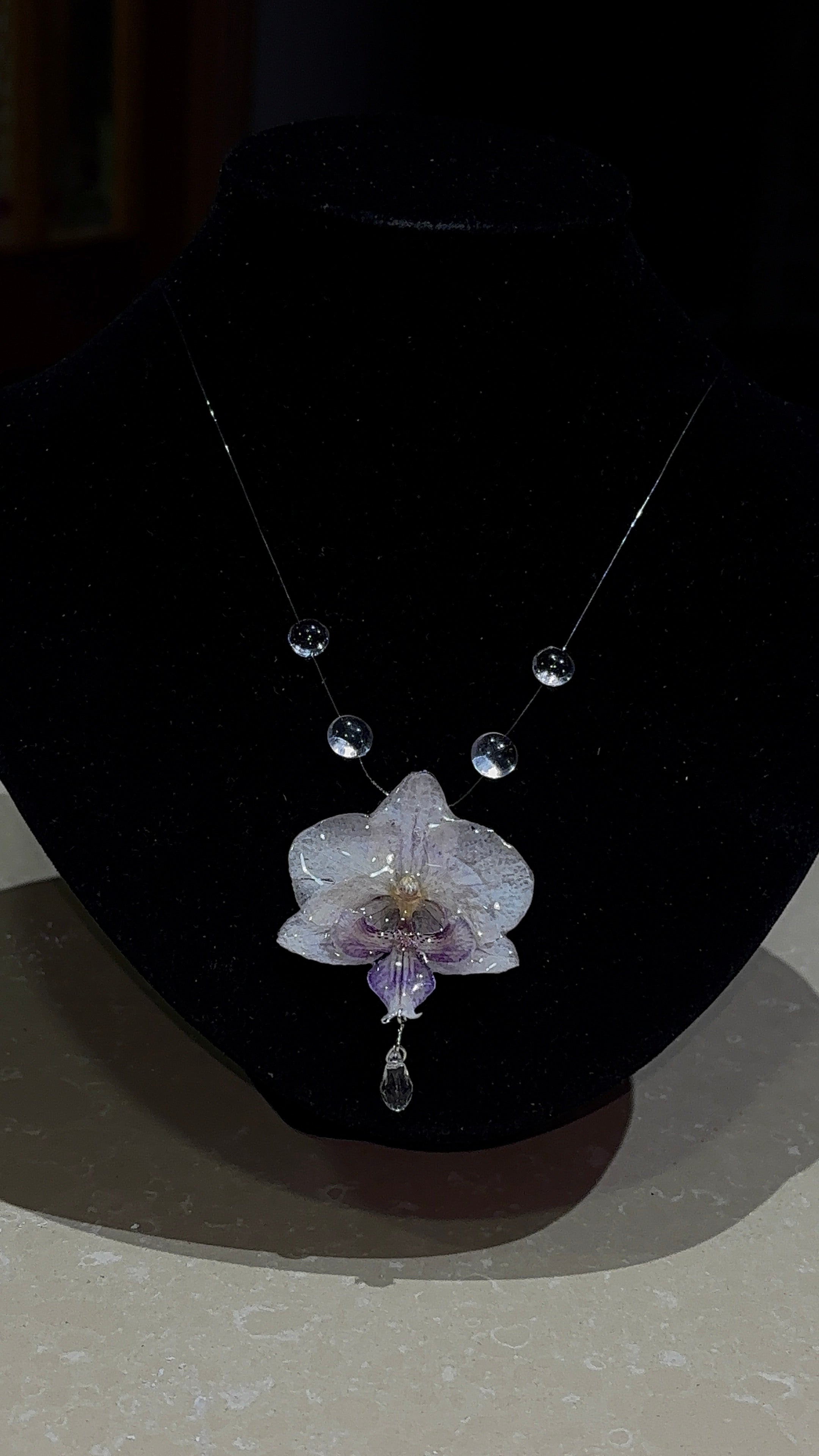 Collar de Gotas y Flor Real Orquídea Blanca-Morada| JOYERÍA BOTÁNICA |