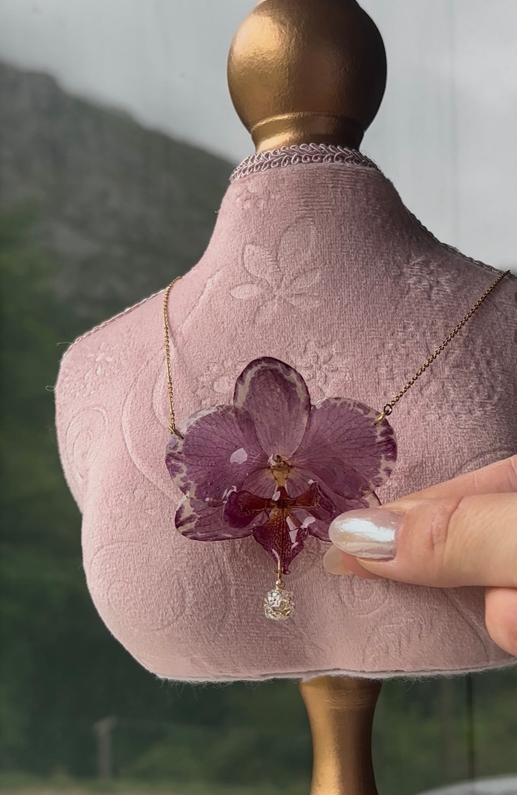 Collar Dorado con Flor Real Orquídea Morada | JOYERÍA BOTÁNICA |