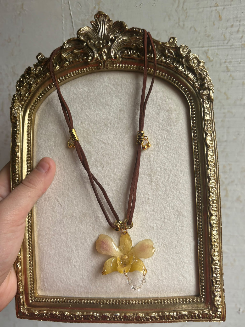 Collar Dorado con Flor Real Orquídea Amarilla| JOYERÍA BOTÁNICA |