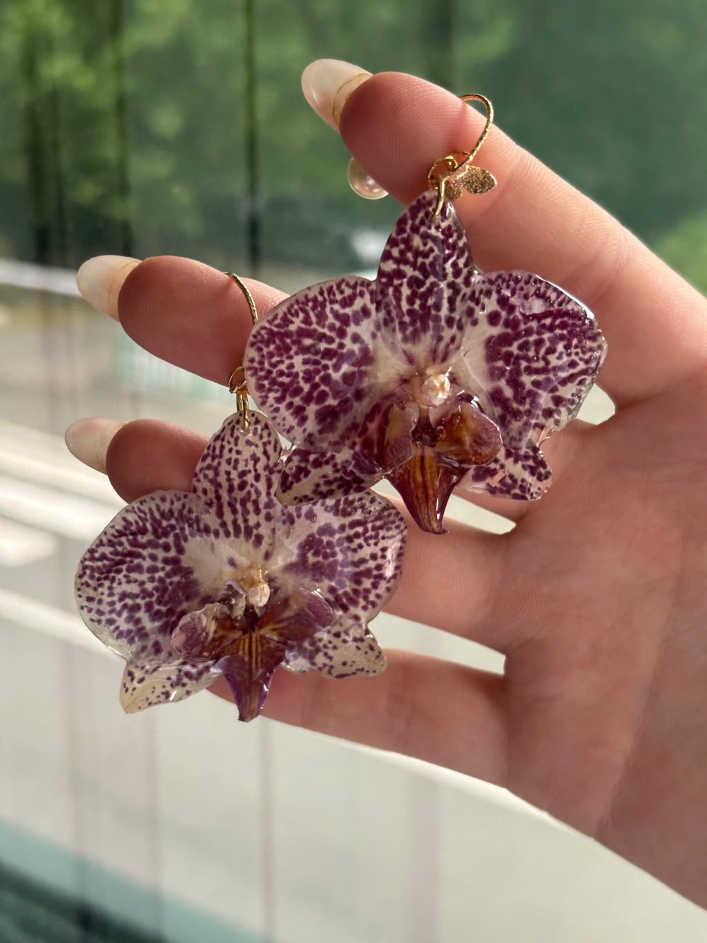 Pendientes Dorados con Flor Real Orquídea Blanca-Morada | JOYERÍA BOTÁNICA |