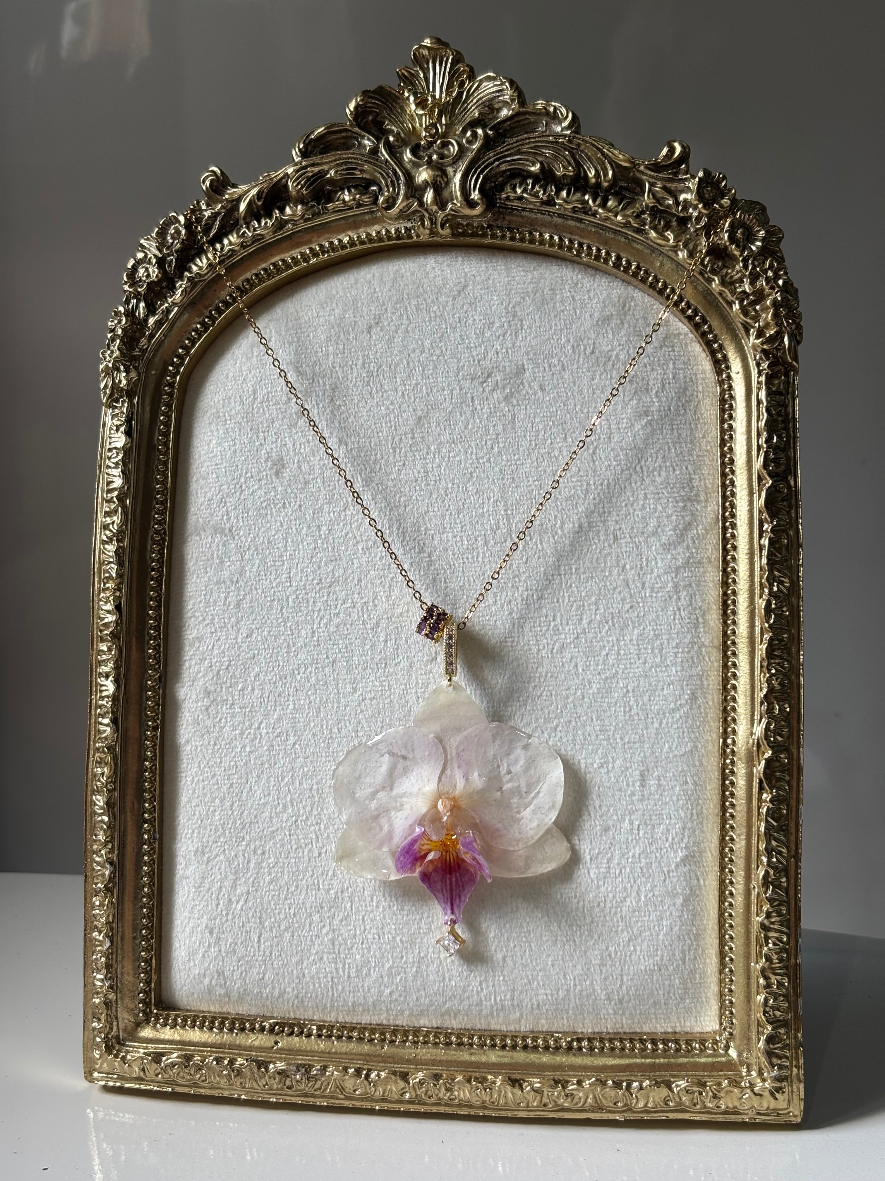 Collar Dorado con Flor Real Orquídea Blanca-Morada| JOYERÍA BOTÁNICA |
