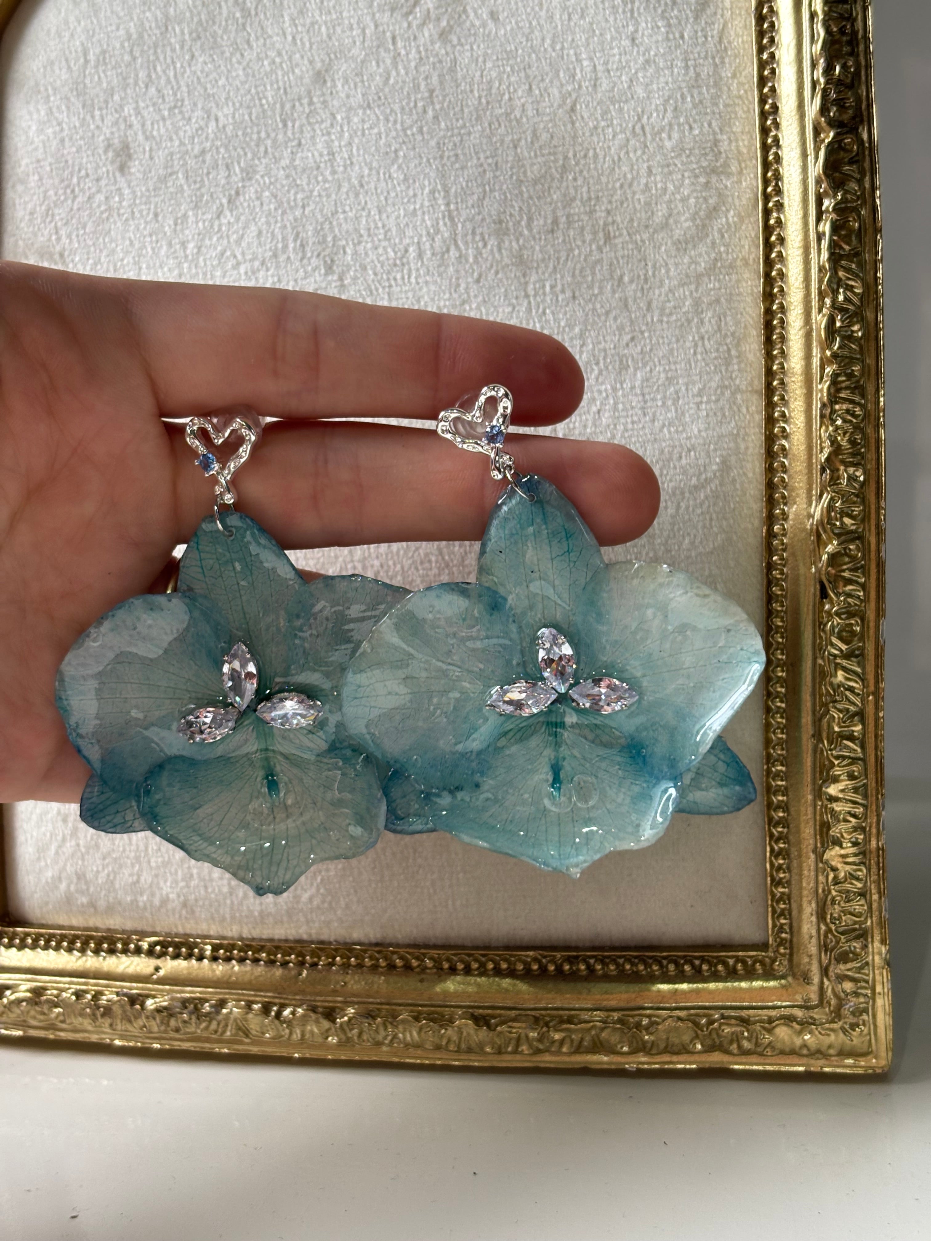 Pendientes Plateados con Flor Real Orquídea Azul | JOYERÍA BOTÁNICA |