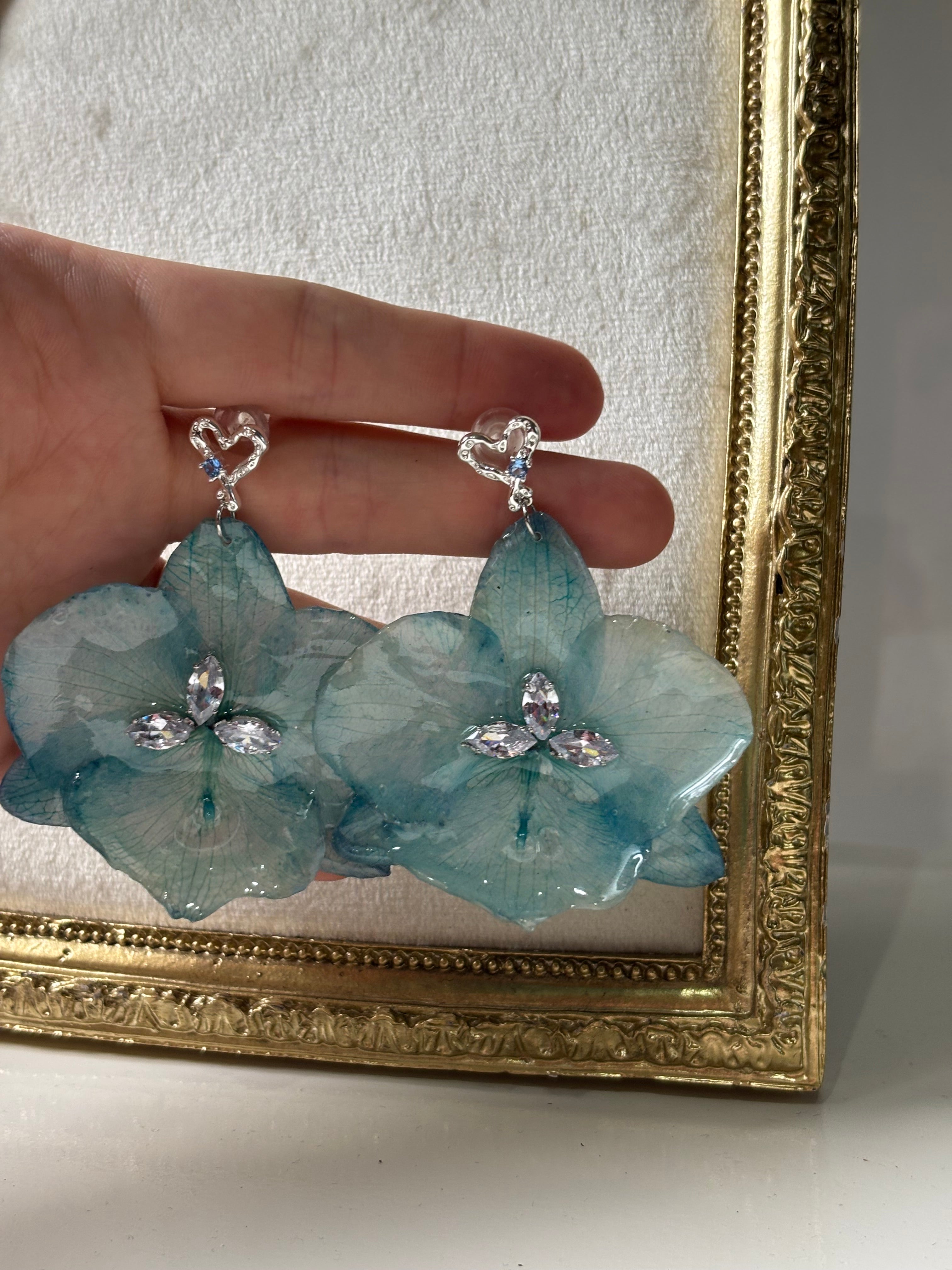 Pendientes Plateados con Flor Real Orquídea Azul | JOYERÍA BOTÁNICA |