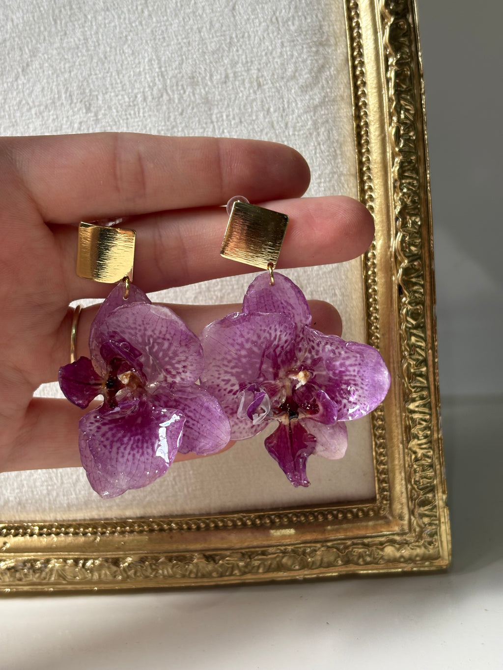 Pendientes Dorados con Flor Real Orquídea Rosa-Morada | JOYERÍA BOTÁNICA |