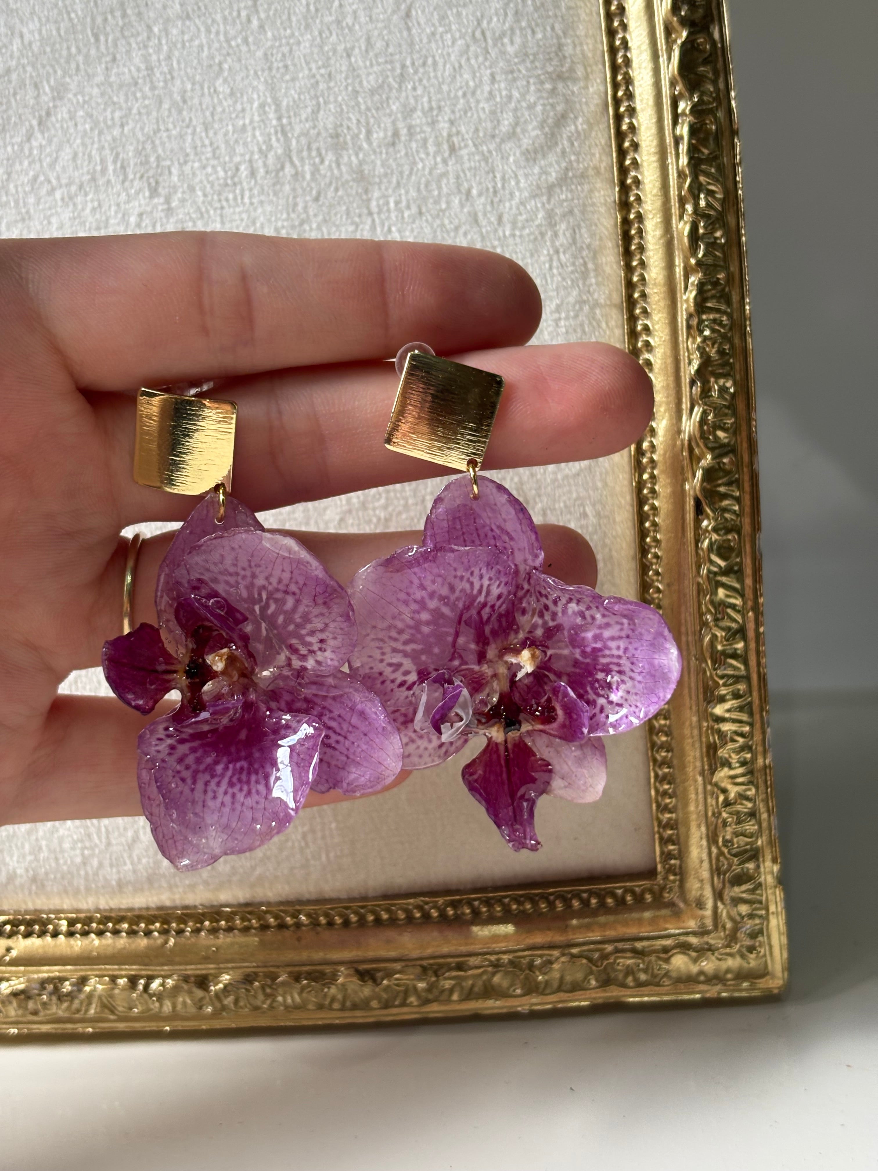 Pendientes Dorados con Flor Real Orquídea Rosa-Morada | JOYERÍA BOTÁNICA |