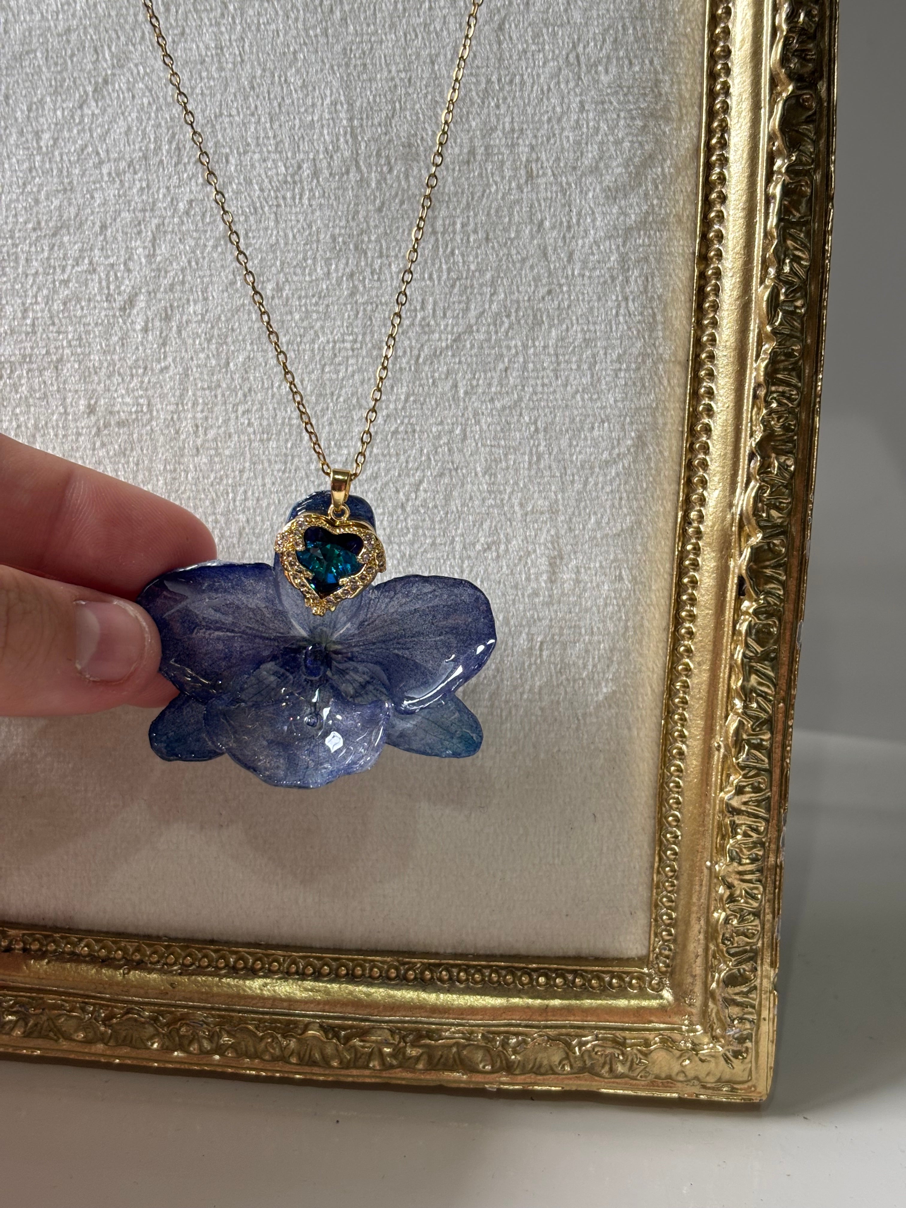 Collar Dorado con Flor Real Orquídea Azul| JOYERÍA BOTÁNICA |