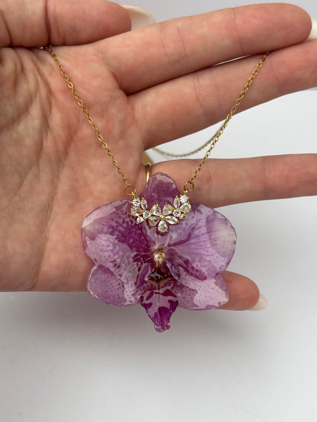 Collar Dorado con Flor Real Orquídea Morada| JOYERÍA BOTÁNICA |