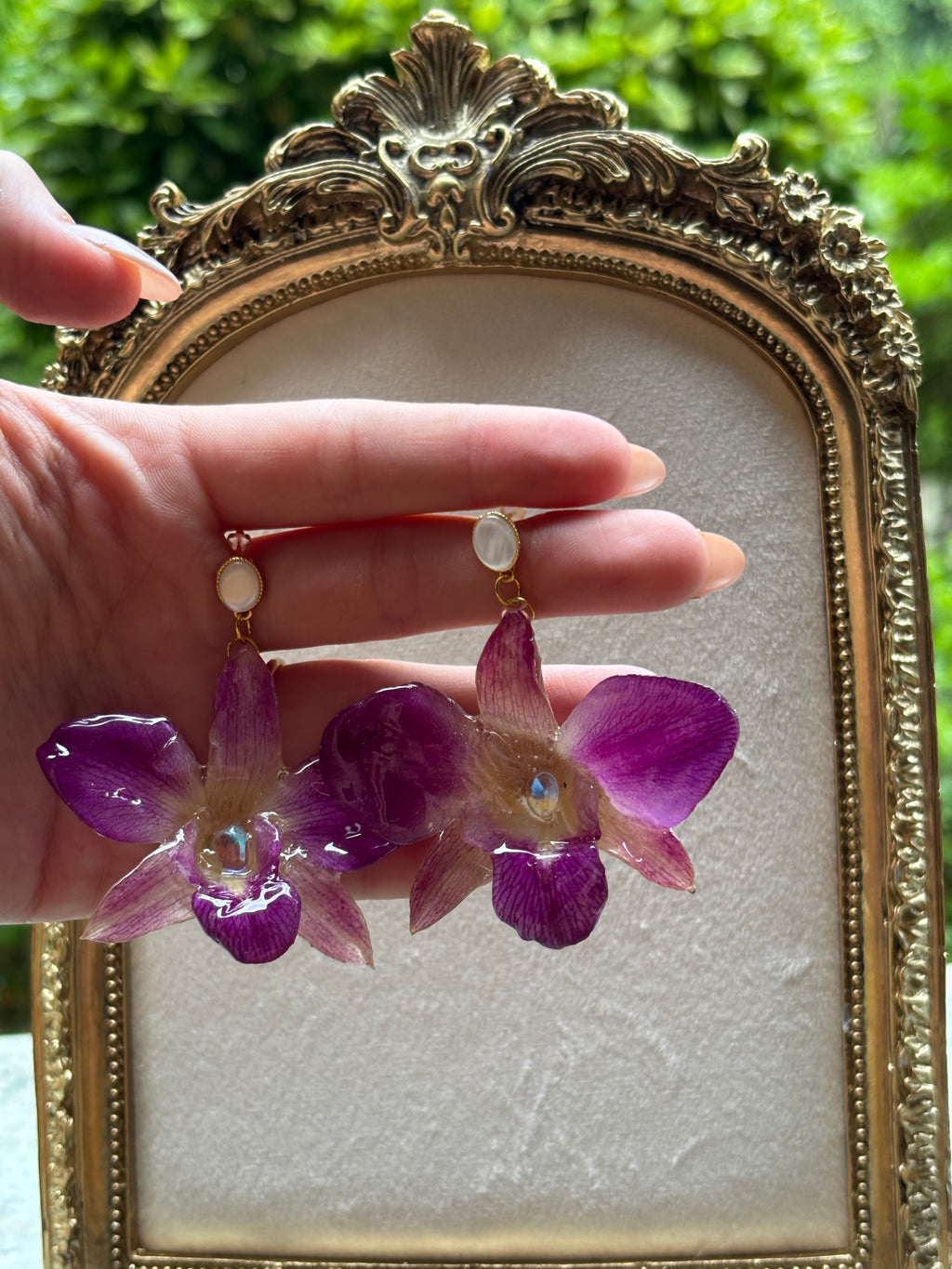 Pendientes Dorados con Flor Real Orquídea Morada | JOYERÍA BOTÁNICA |