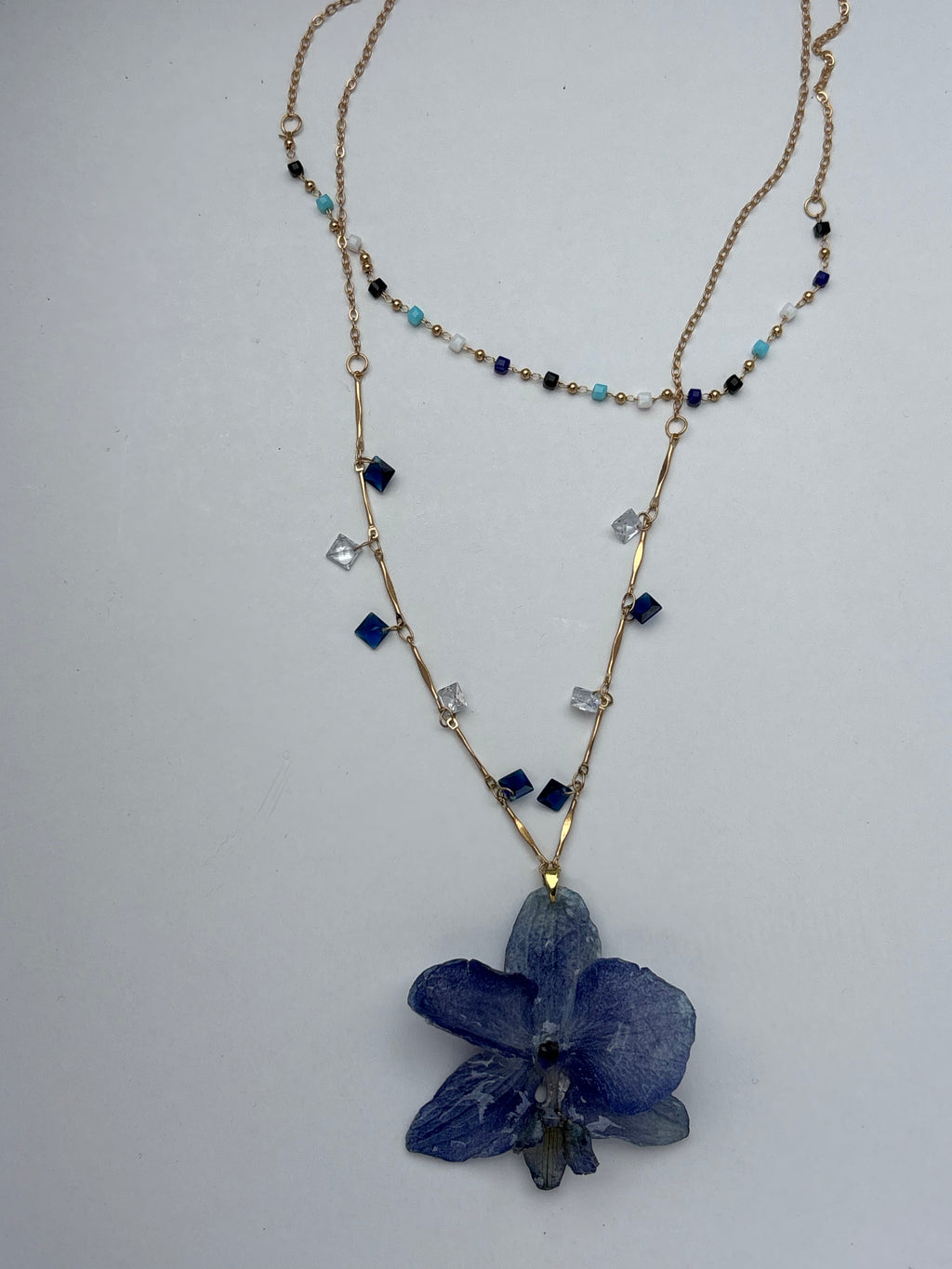 Collar Dorado con Flor Real Orquídea Azul| JOYERÍA BOTÁNICA |