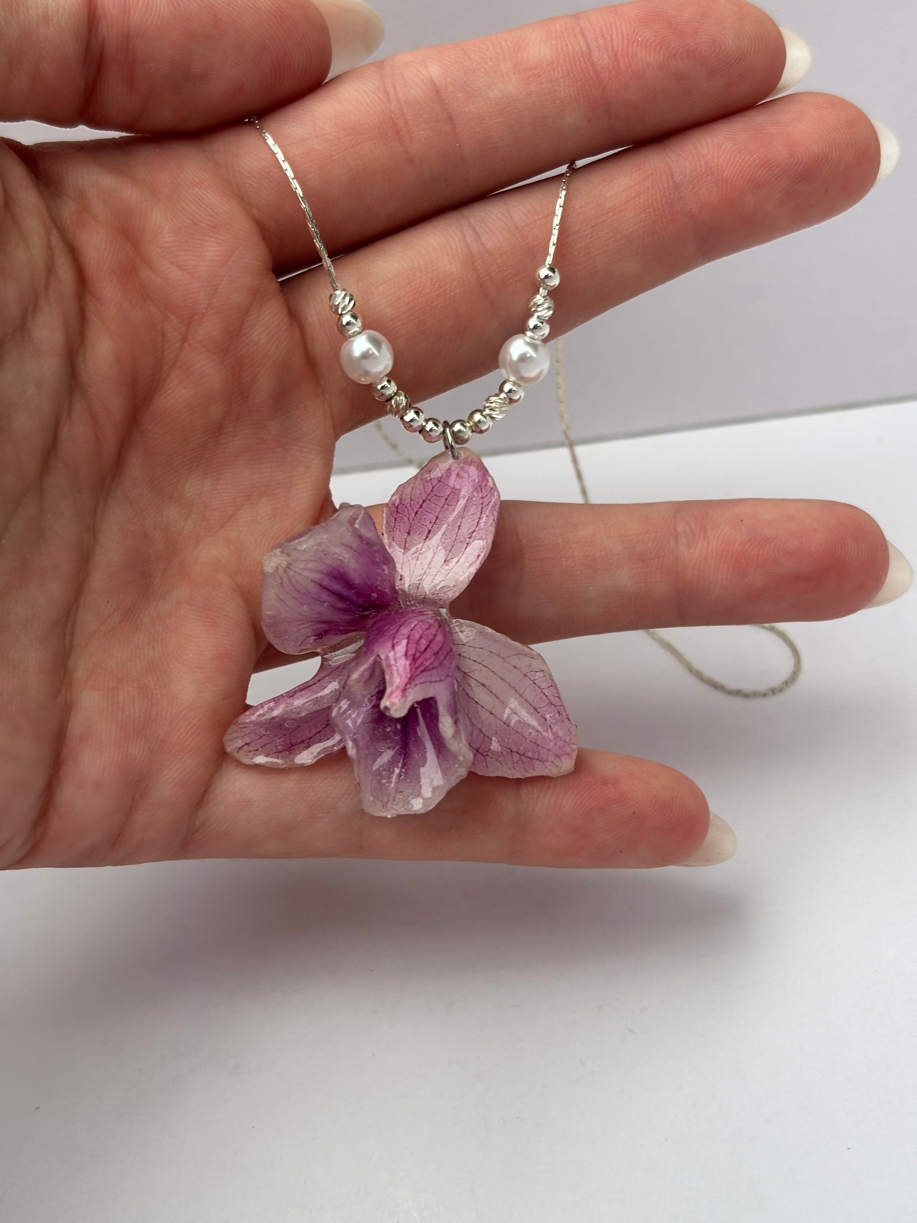 Collar Plateado con Flor Real Orquídea Morada | JOYERÍA BOTÁNICA |